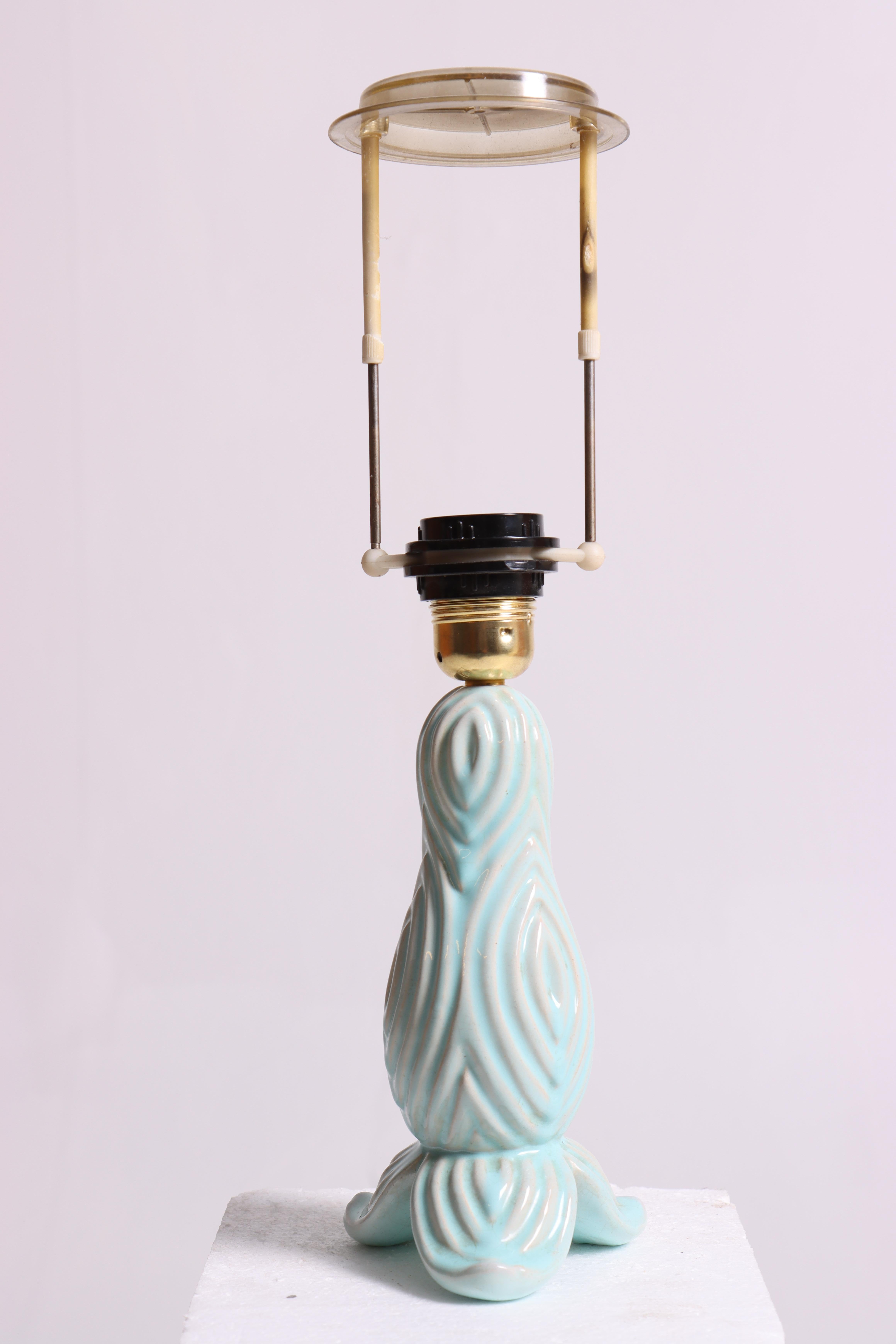 Lampe de table décorative en céramique conçue et réalisée par Michael Andersen. 
Fabriqué au Danemark. Excellent état d'origine.