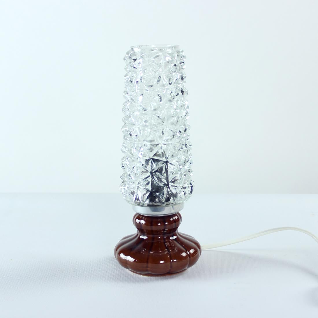 Preciosa lámpara de mesa fabricada en Checoslovaquia en la década de 1960. Fabricada en dos materiales sorprendentes: base de cerámica y pantalla de cristal. La base es de cerámica esmaltada en marrón, no presenta desgaste, está en excelente estado.