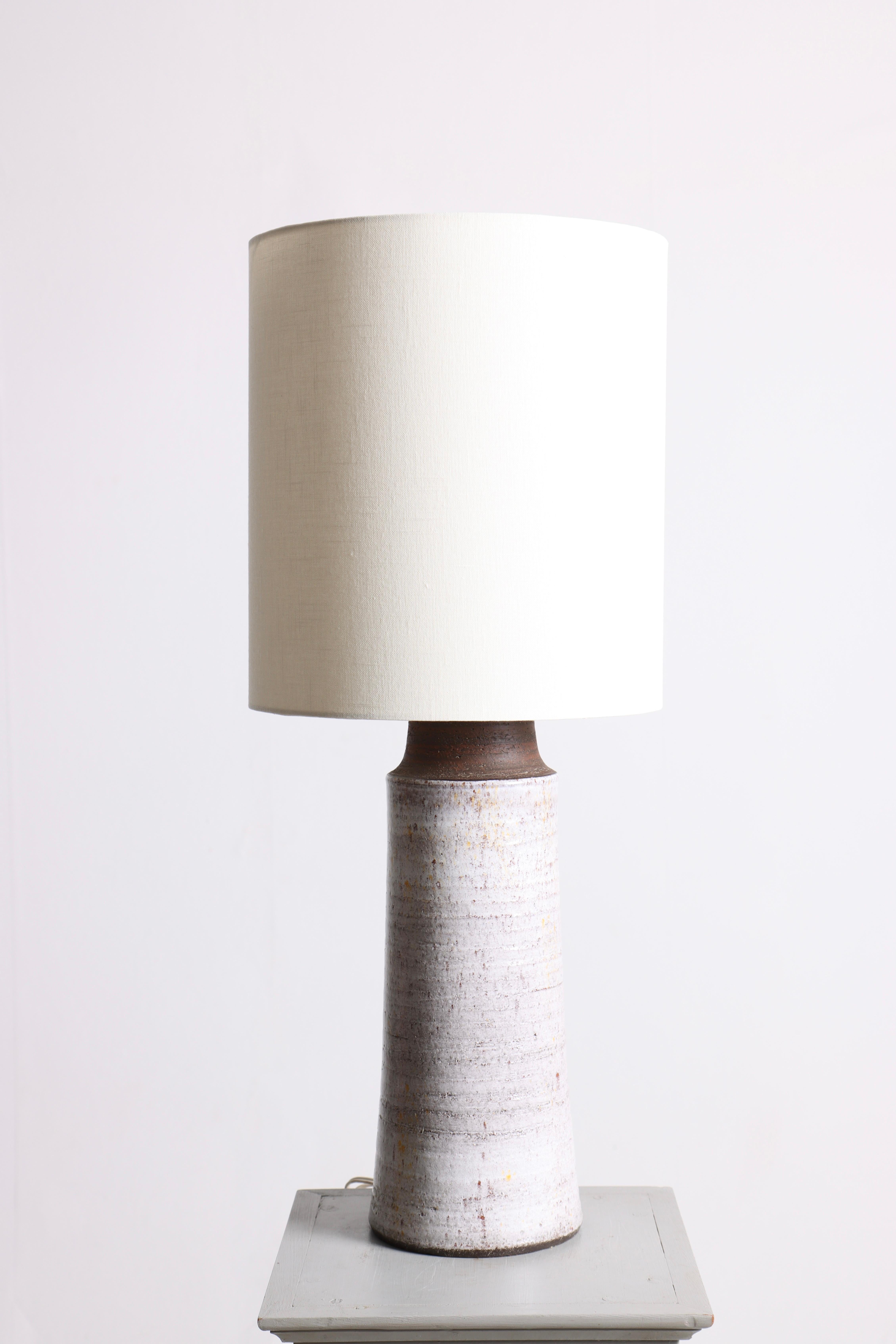 Tischlampe aus Keramik und Lampenschirm aus Stoff. Entworfen und hergestellt in Dänemark in den 1960er Jahren.