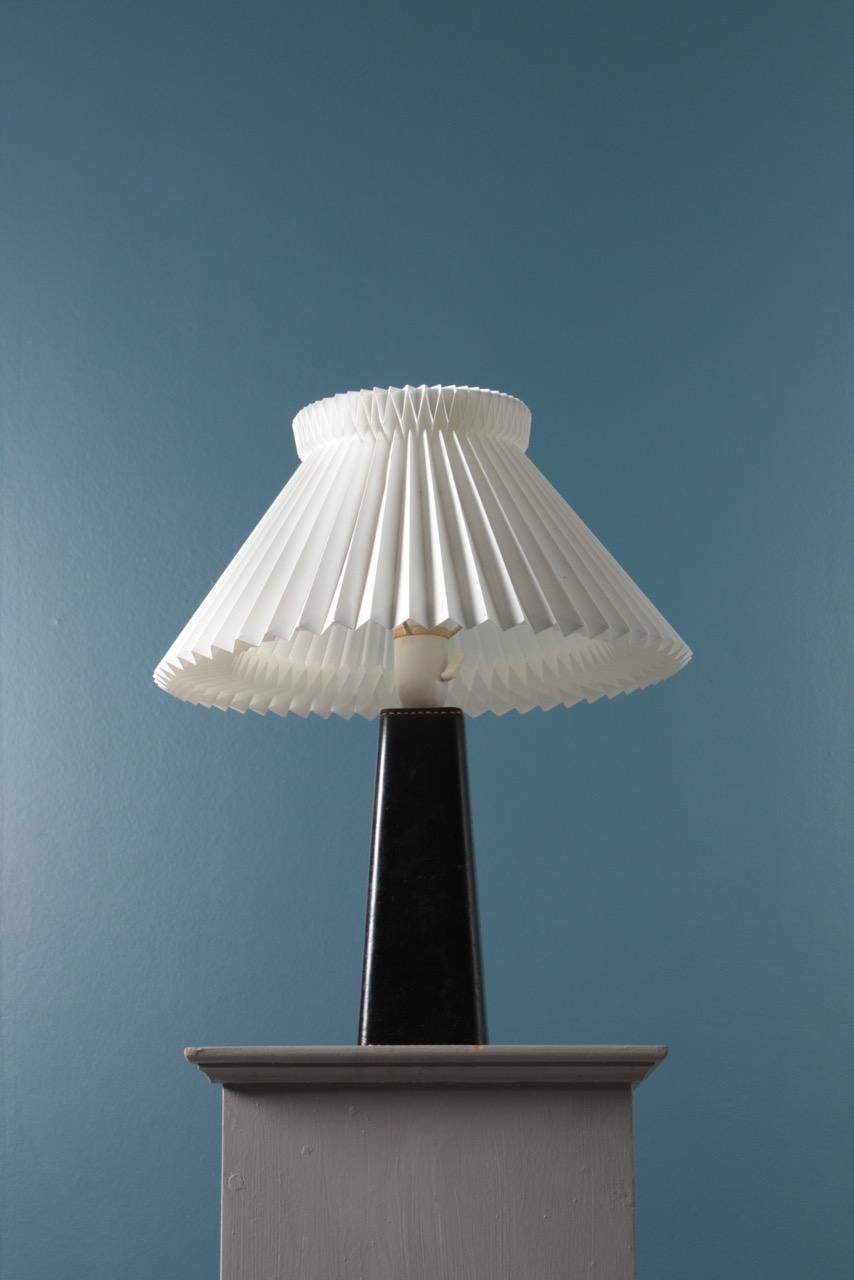 Mid-20th Century Midcentury Table Lamp in Patinated Leather by Lisa Johansson Pape, 1950s For Sale