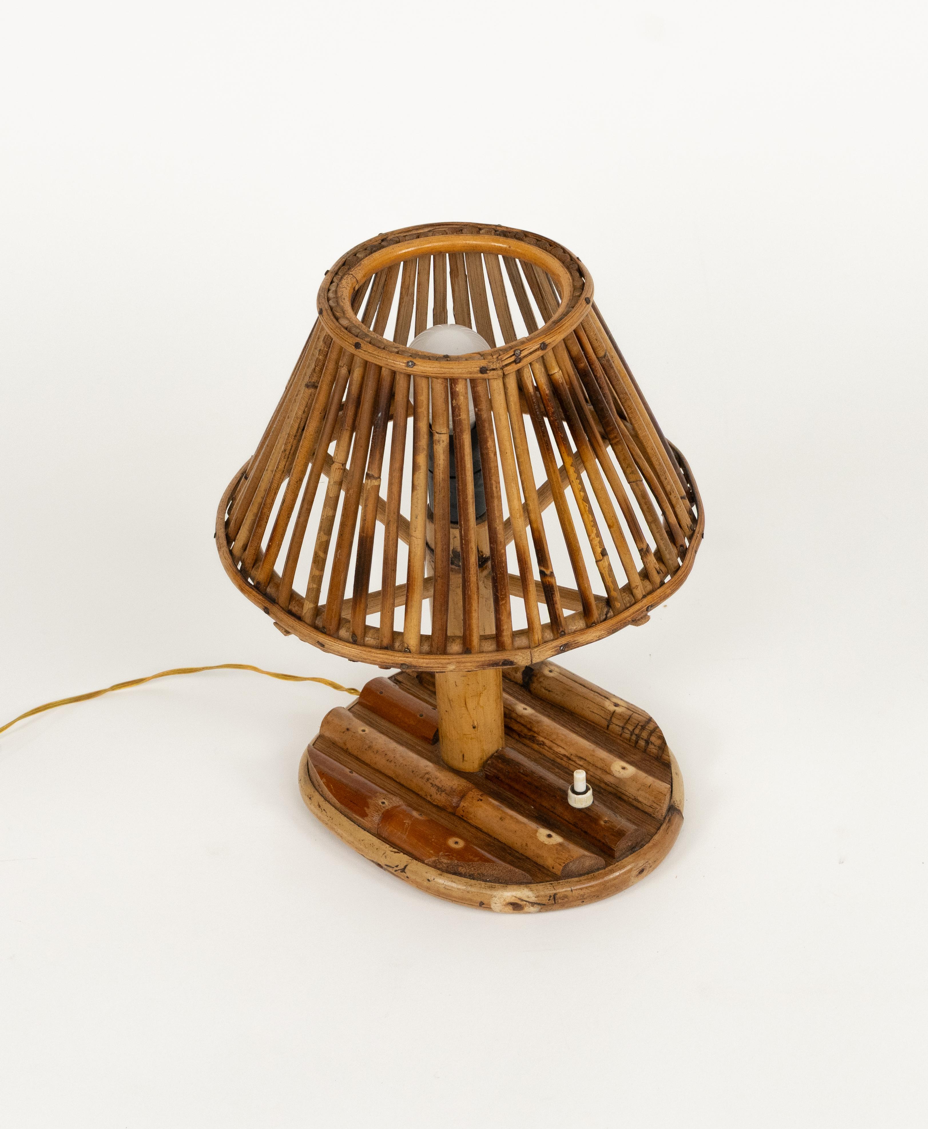 Lámpara de sobremesa de mediados de siglo en ratán y bambú estilo Louis Sognot, Italia Años 60 en venta 3