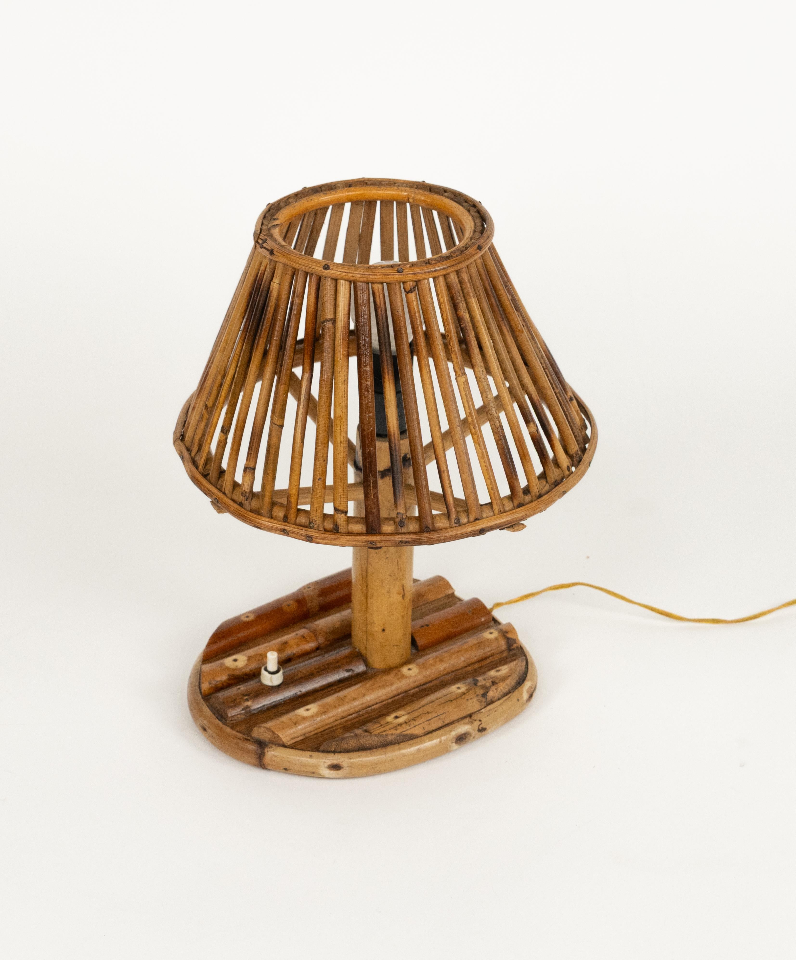 Lámpara de sobremesa de mediados de siglo en ratán y bambú estilo Louis Sognot, Italia Años 60 en venta 5