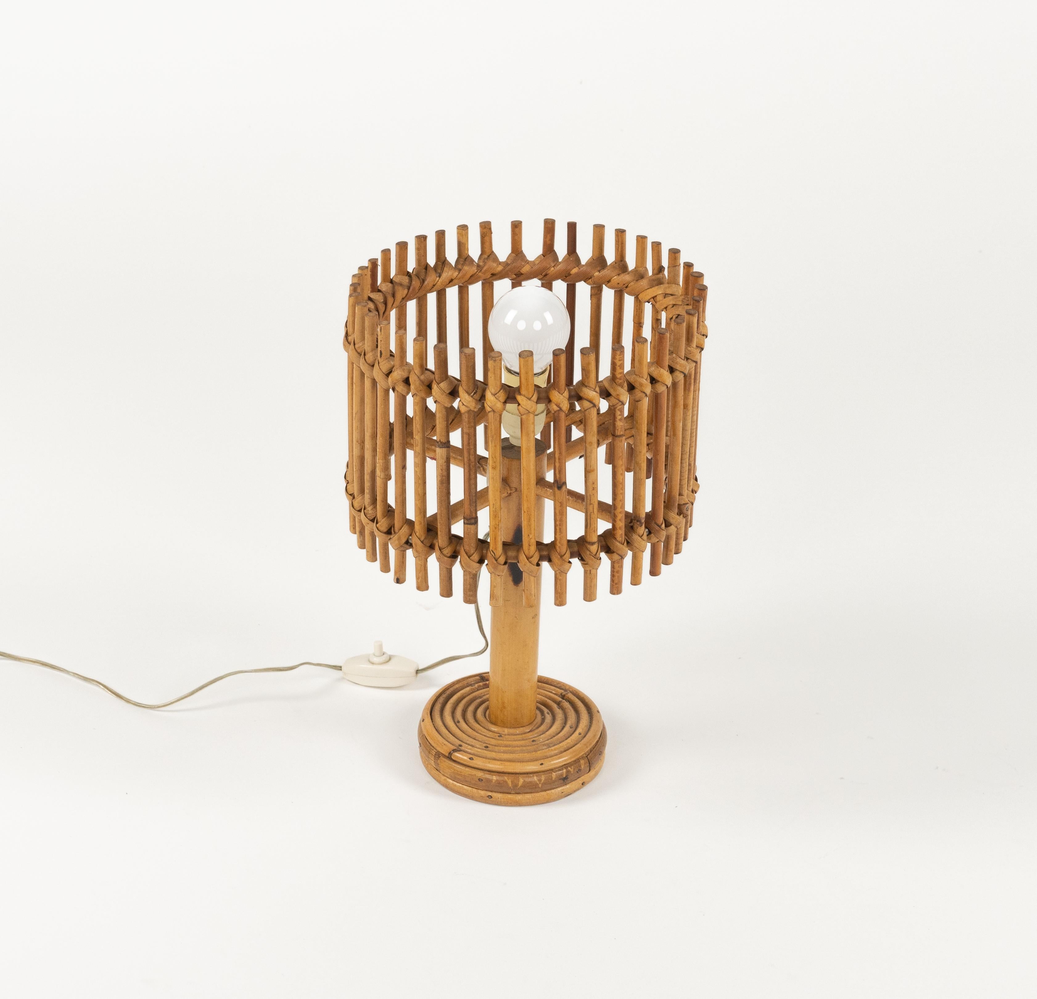 Preciosa lámpara de sobremesa de ratán y bambú de mediados de siglo al estilo de Louis Sognot.

Fabricado en Italia en la década de 1960.

Un maravilloso ejemplo de artesanía de mediados de siglo, donde el bambú y el ratán se mezclan a la