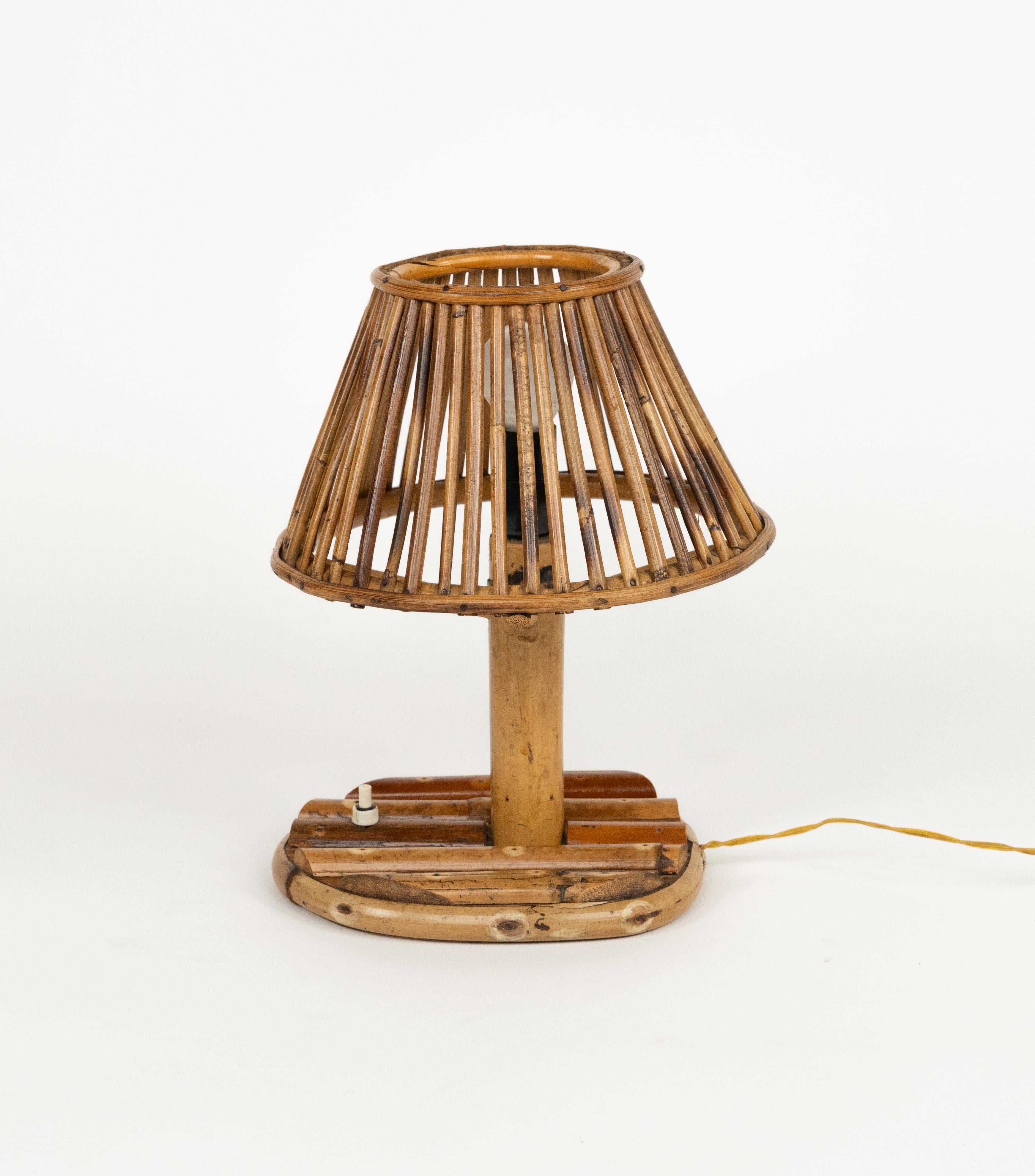 Midcentury sorprendente  Lámpara de sobremesa de bambú y ratán al estilo del diseñador francés Louis Sognot.

Fabricado en Italia en la década de 1960.  

Una hermosa lámpara que funciona perfectamente, pero sobre todo, que proporciona un impacto