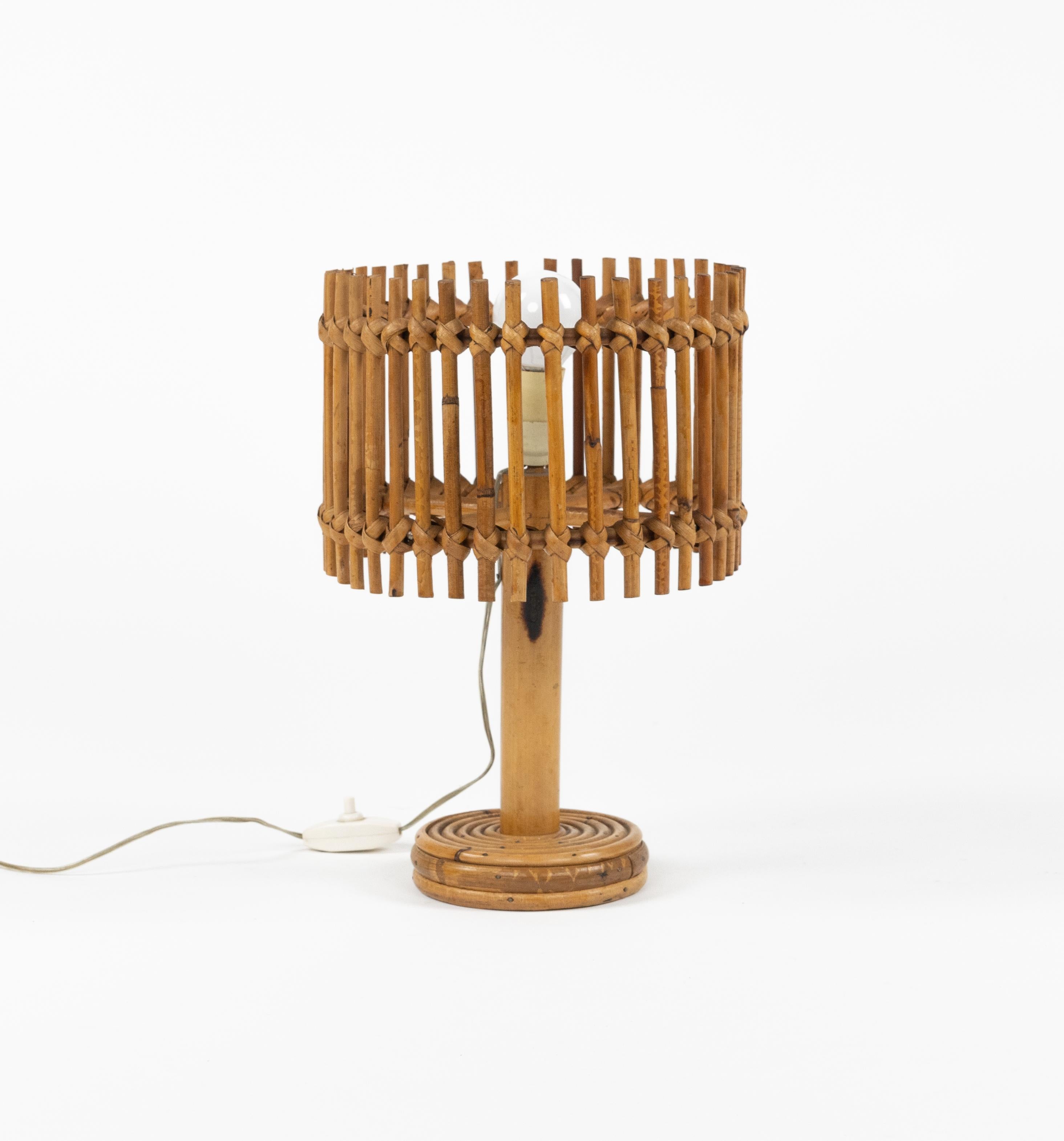 Lámpara de sobremesa de mediados de siglo en ratán y bambú Estilo Louis Sognot, Italia Años 60 Moderno de mediados de siglo en venta