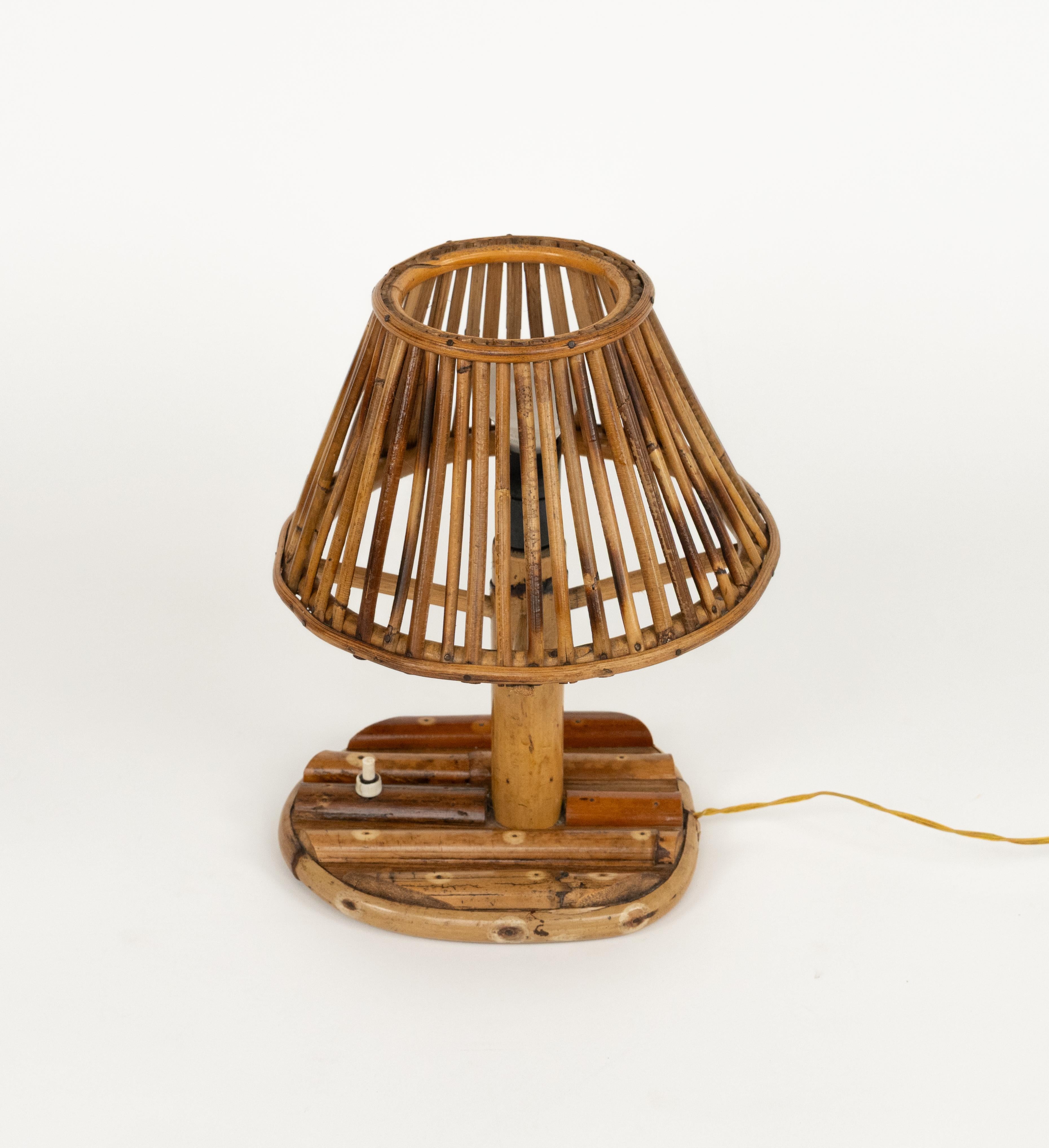 Lámpara de sobremesa de mediados de siglo en ratán y bambú estilo Louis Sognot, Italia Años 60 Moderno de mediados de siglo en venta
