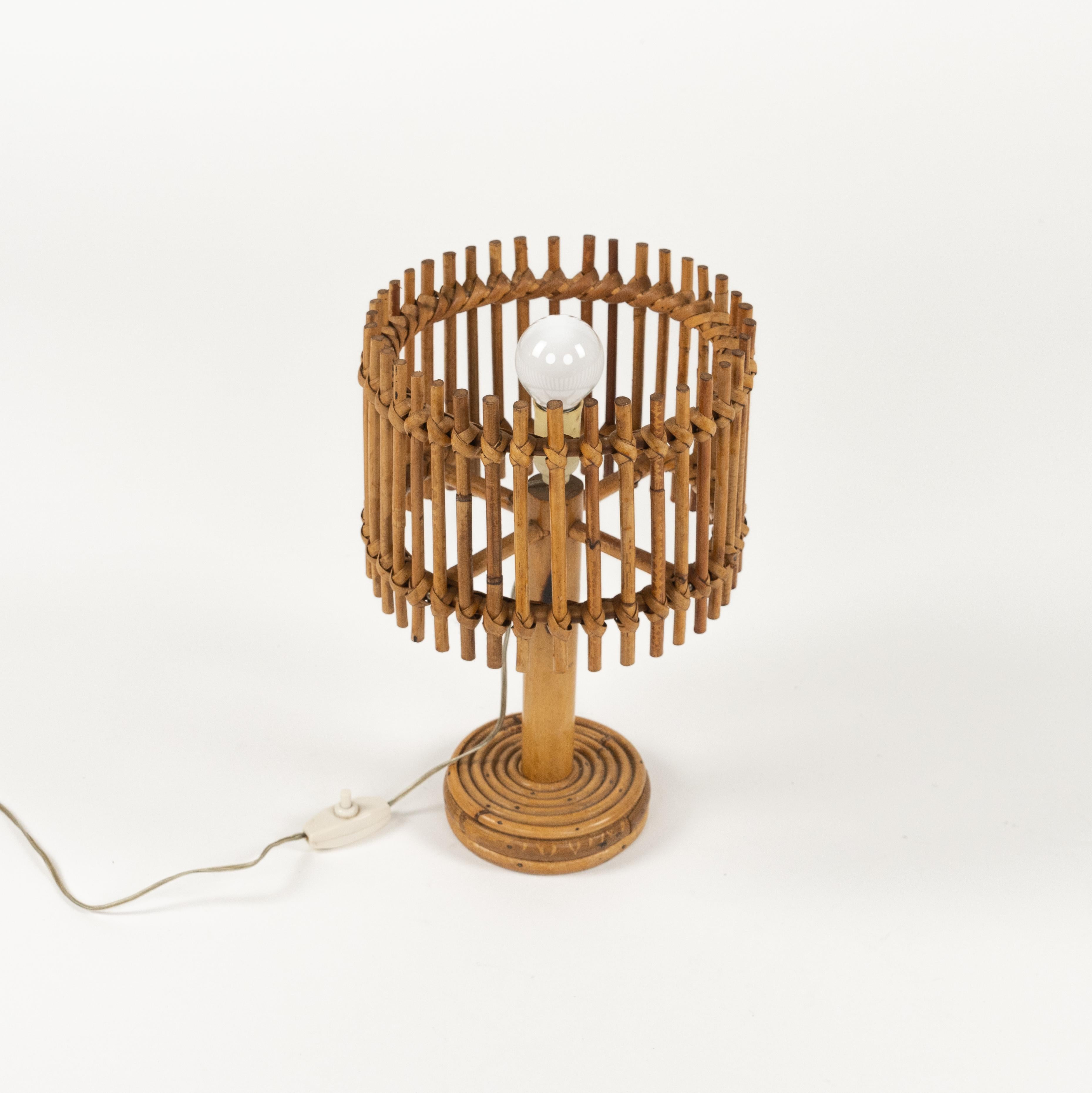 Lámpara de sobremesa de mediados de siglo en ratán y bambú Estilo Louis Sognot, Italia Años 60 Italiano en venta