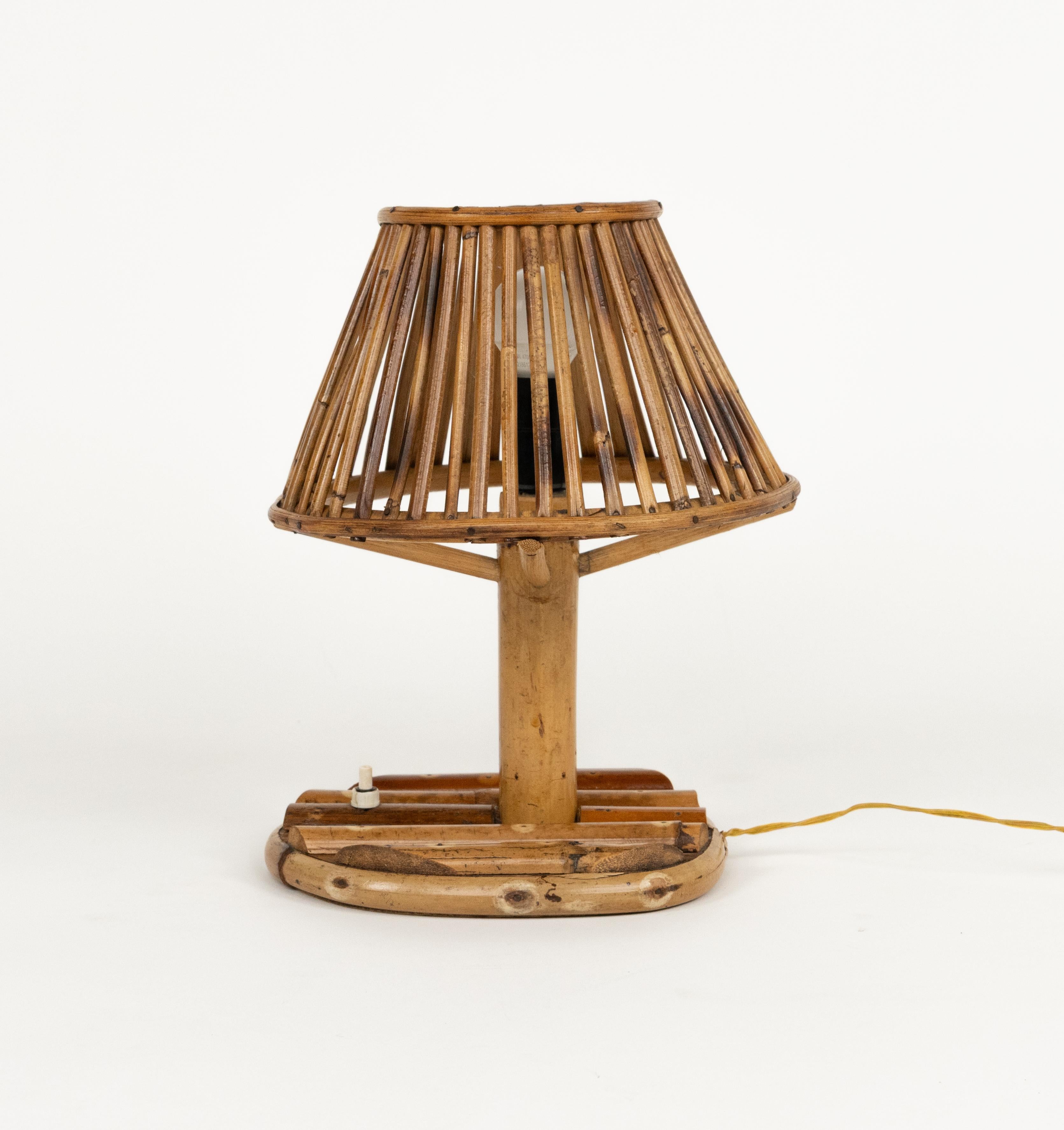 Lámpara de sobremesa de mediados de siglo en ratán y bambú estilo Louis Sognot, Italia Años 60 Italiano en venta