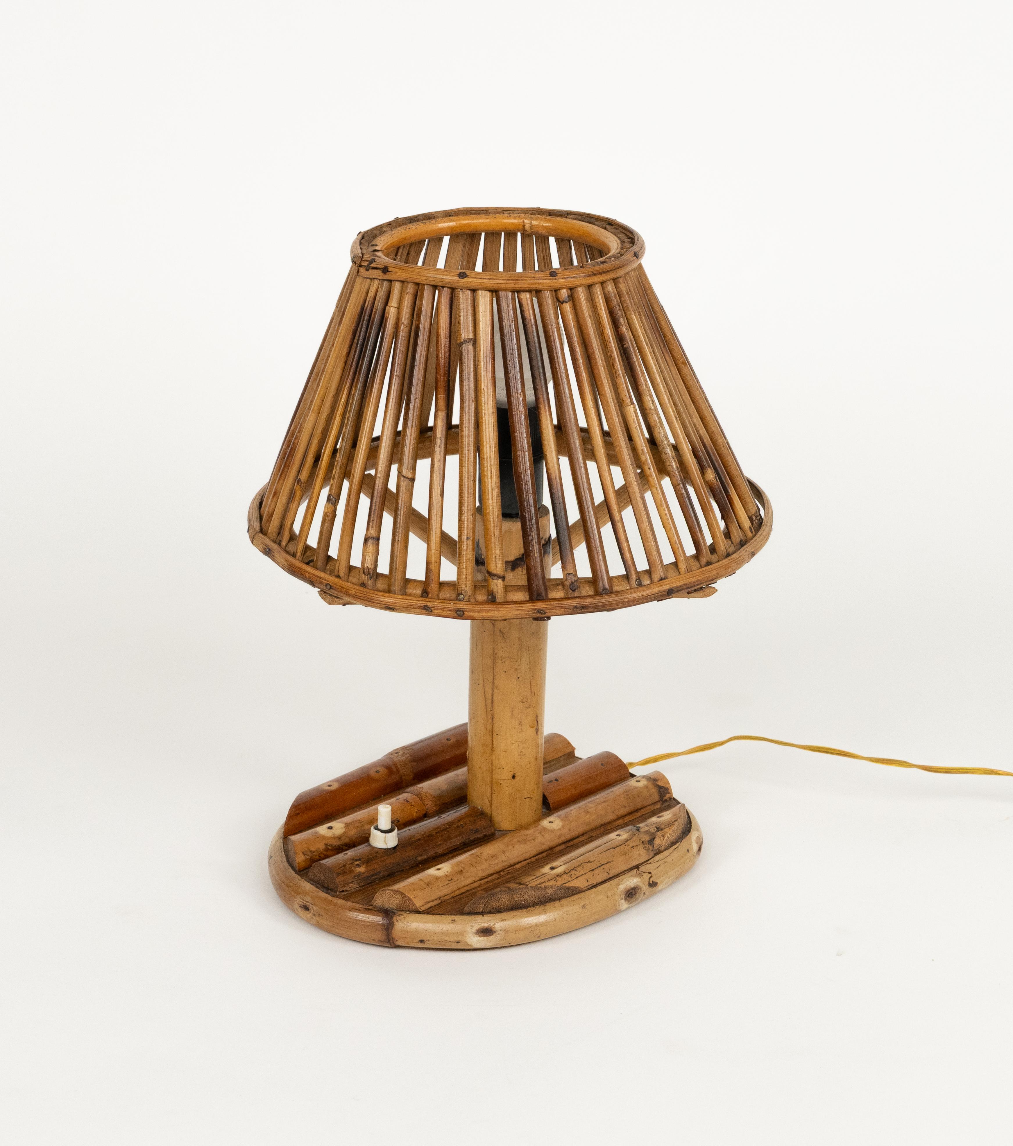 Lámpara de sobremesa de mediados de siglo en ratán y bambú estilo Louis Sognot, Italia Años 60 Hecho a mano en venta