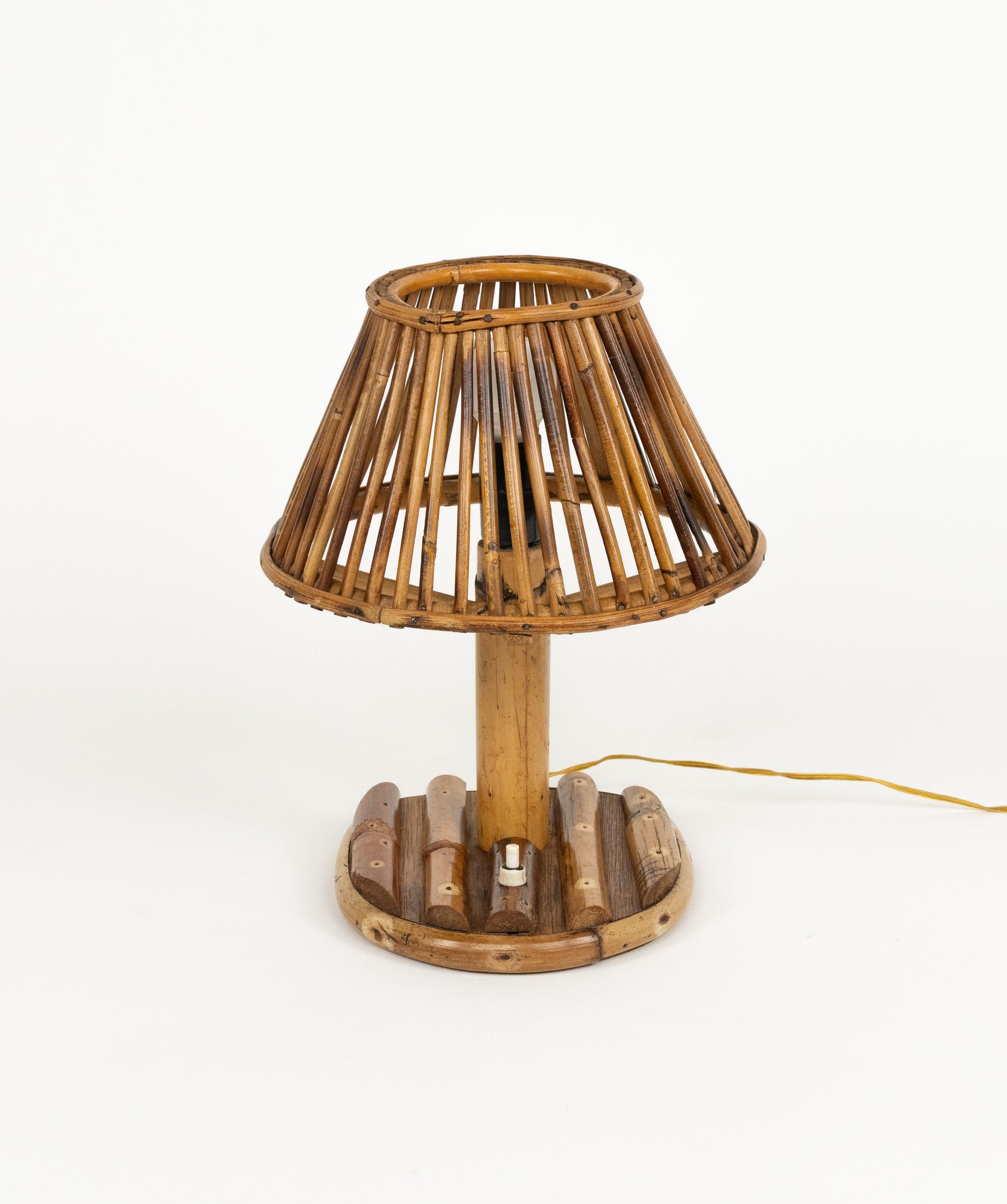 Lámpara de sobremesa de mediados de siglo en ratán y bambú estilo Louis Sognot, Italia Años 60 en Bueno estado para la venta en Rome, IT
