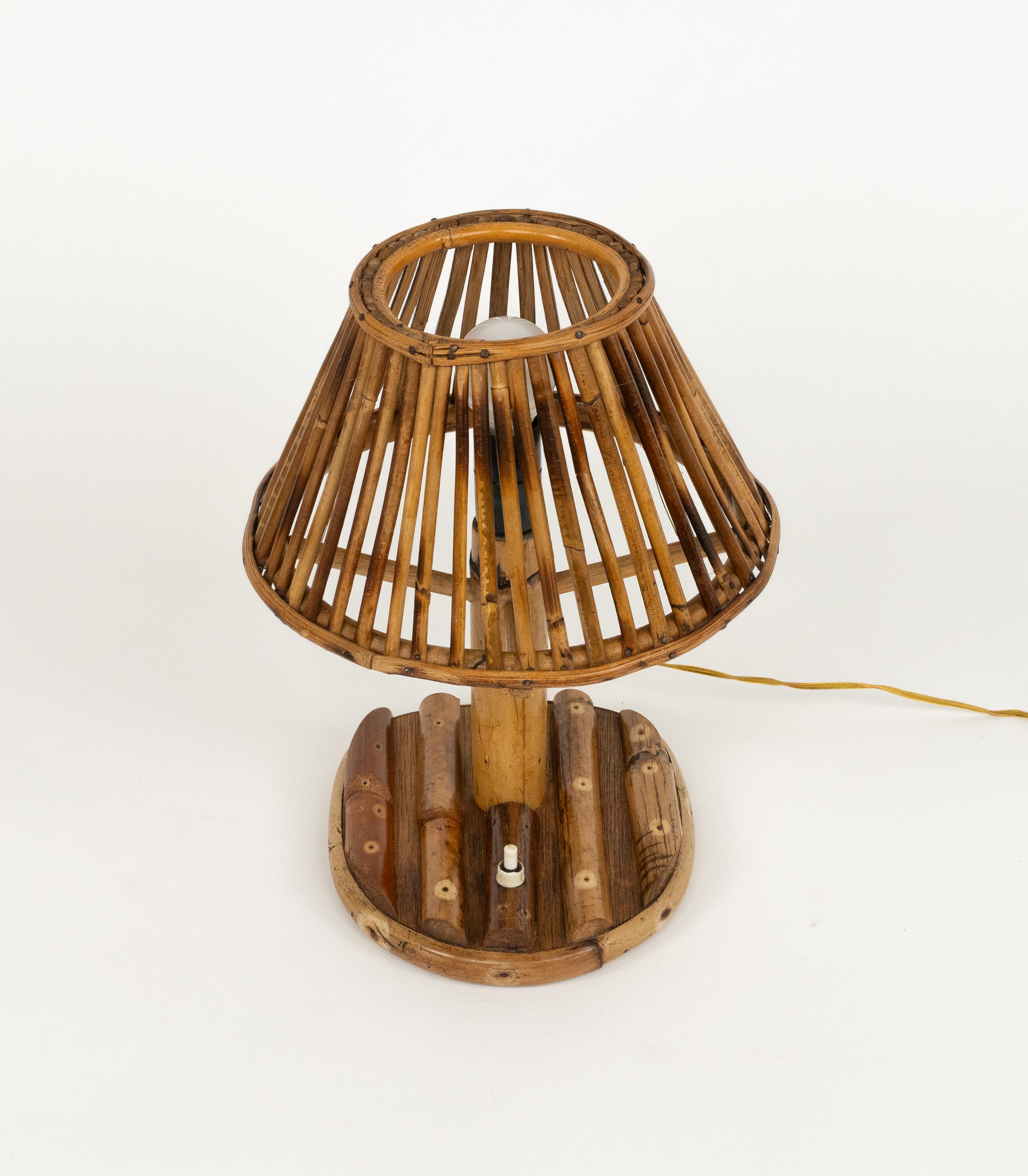 Lámpara de sobremesa de mediados de siglo en ratán y bambú estilo Louis Sognot, Italia Años 60 mediados del siglo XX en venta
