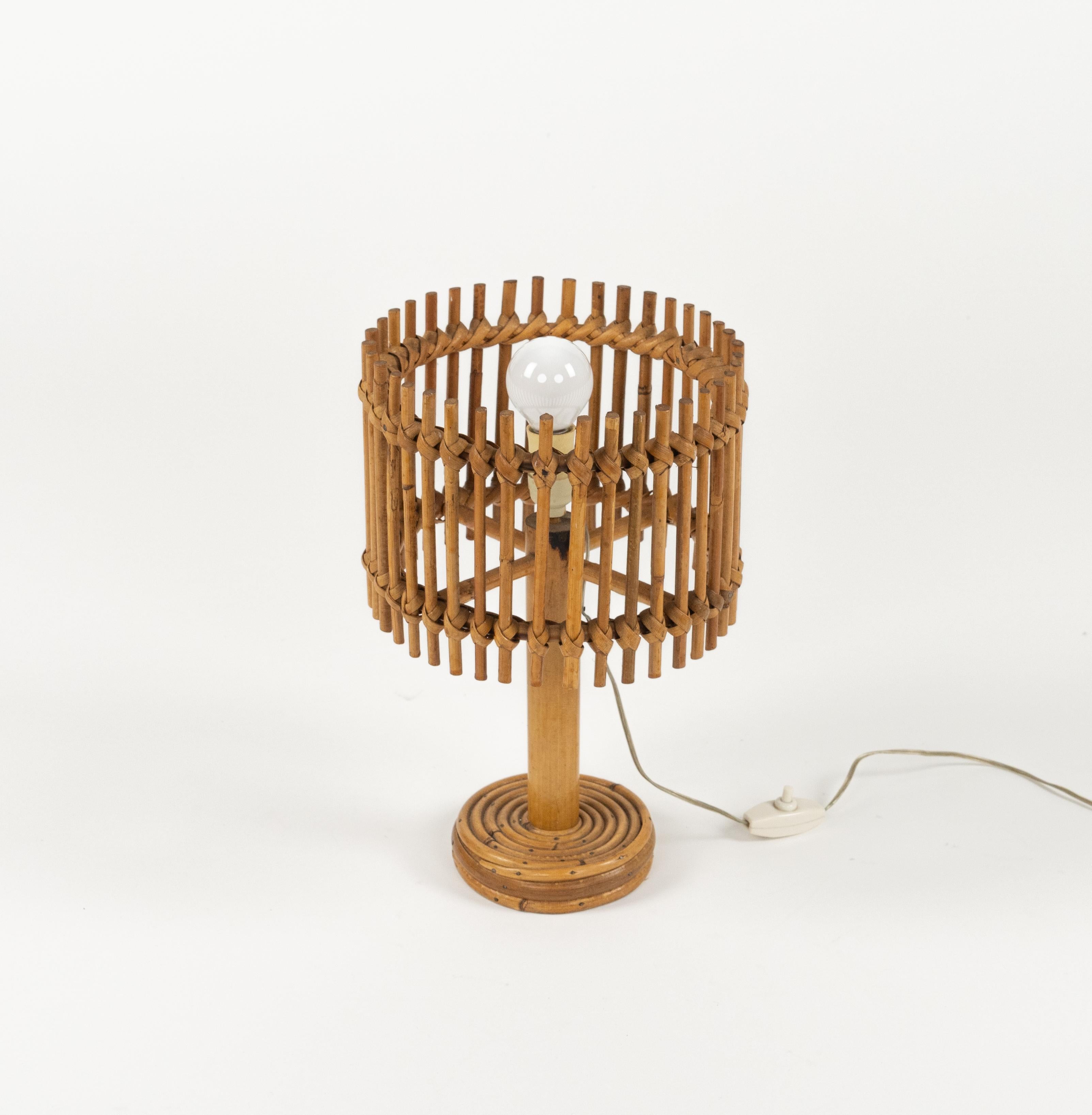 Lámpara de sobremesa de mediados de siglo en ratán y bambú Estilo Louis Sognot, Italia Años 60 en venta 1