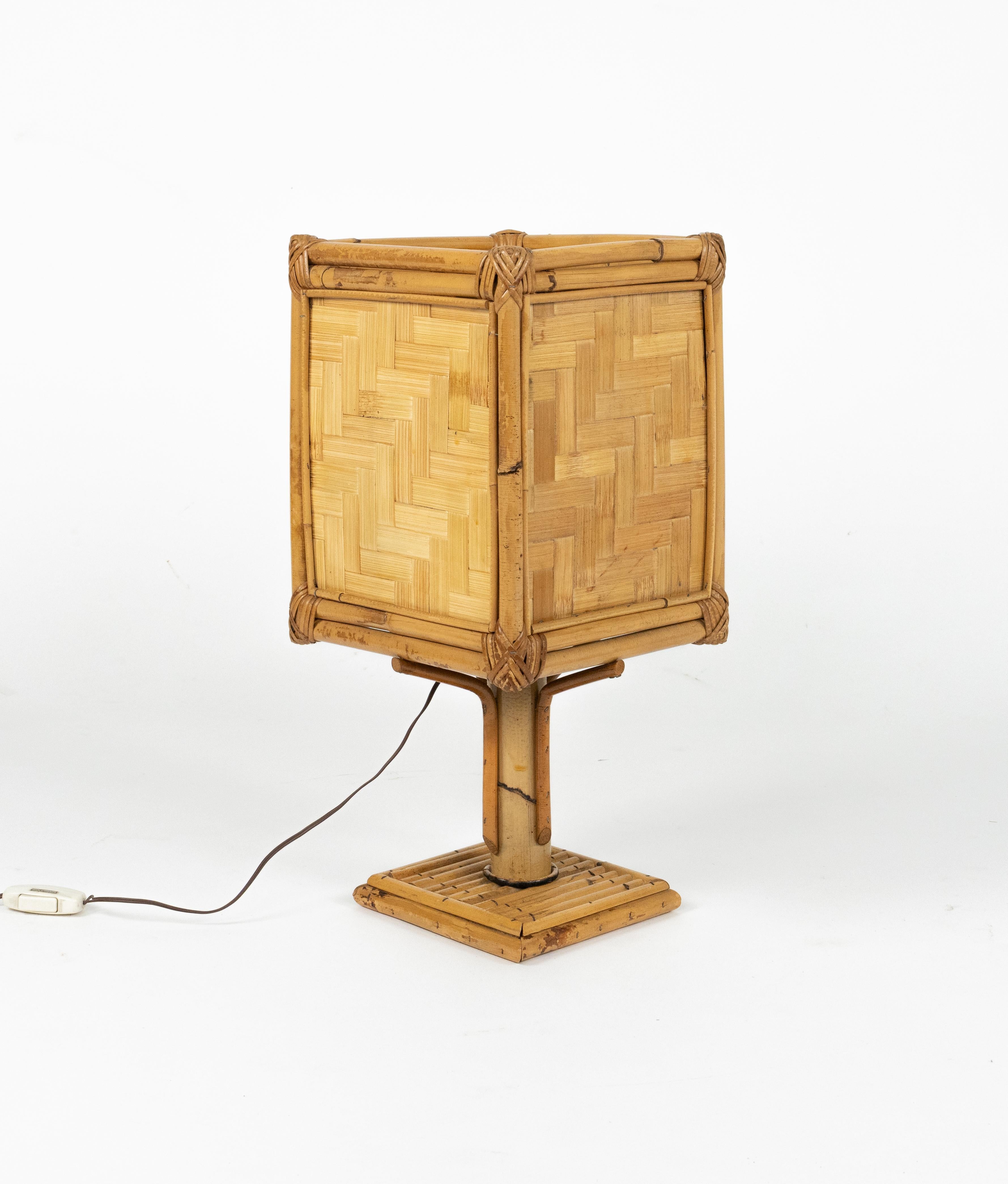 Lámpara de sobremesa de mediados de siglo en ratán y bambú Estilo Vivai del Sud, Italia Años 70 Moderno de mediados de siglo en venta