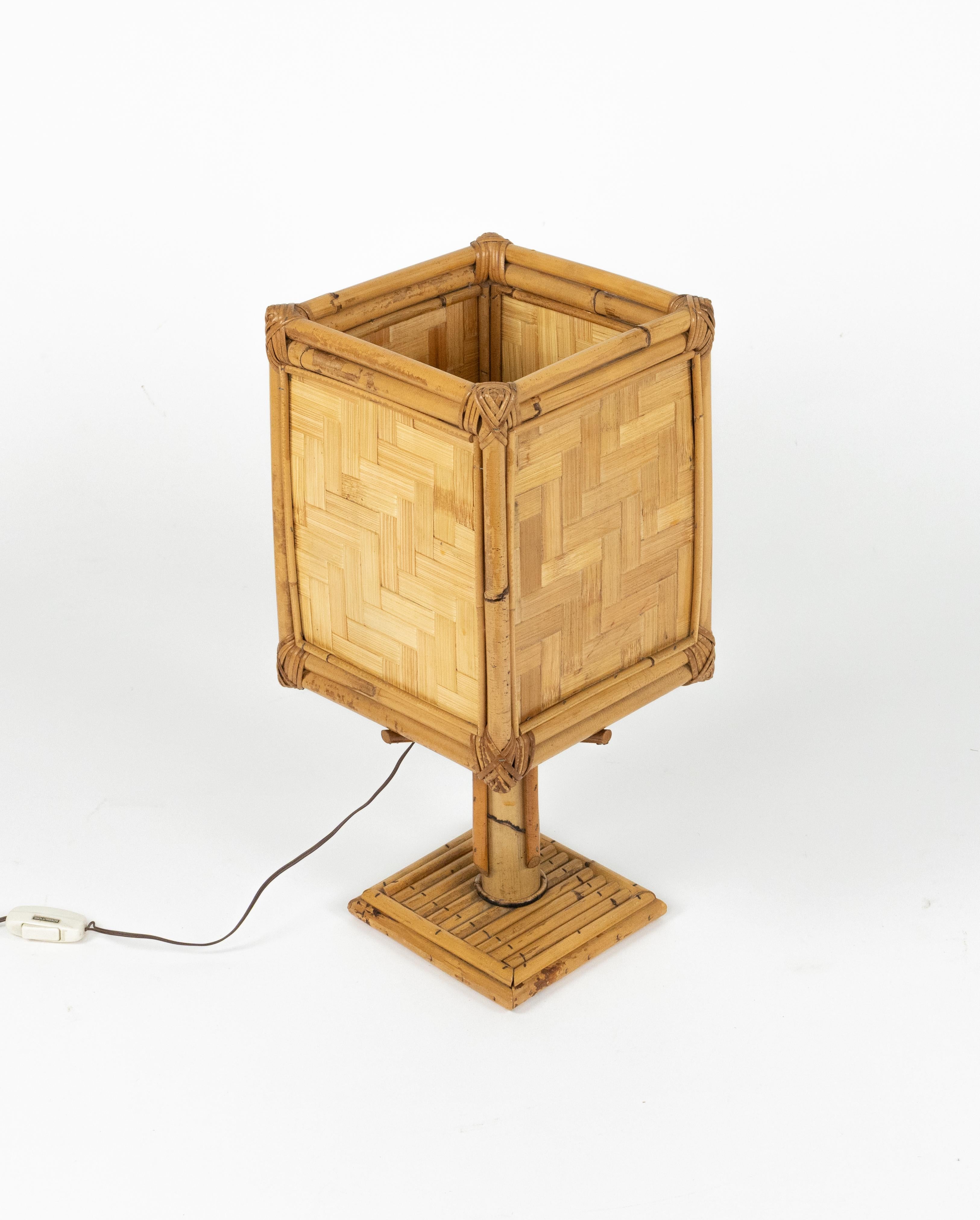 Lámpara de sobremesa de mediados de siglo en ratán y bambú Estilo Vivai del Sud, Italia Años 70 Italiano en venta