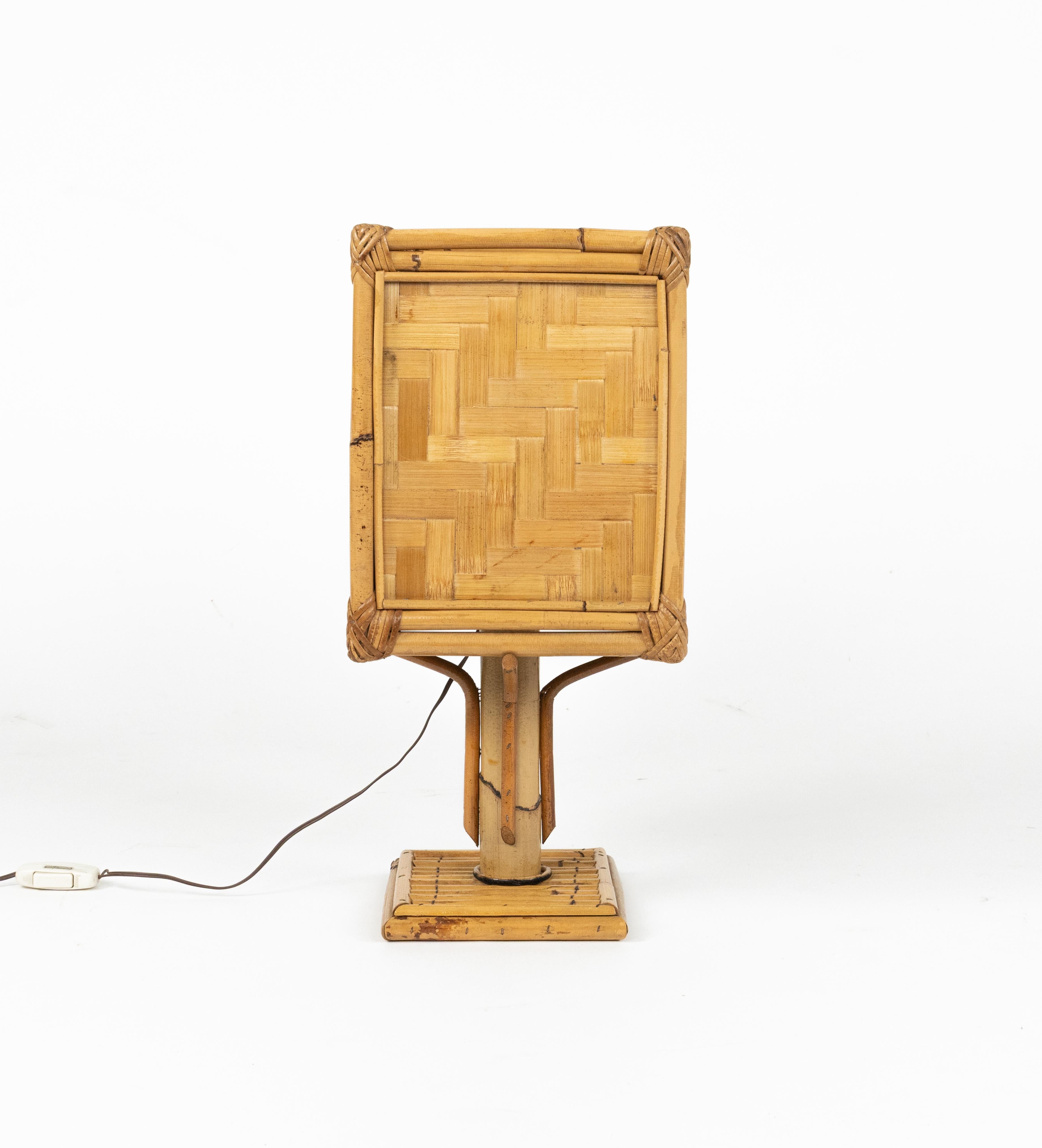 Lámpara de sobremesa de mediados de siglo en ratán y bambú Estilo Vivai del Sud, Italia Años 70 finales del siglo XX en venta