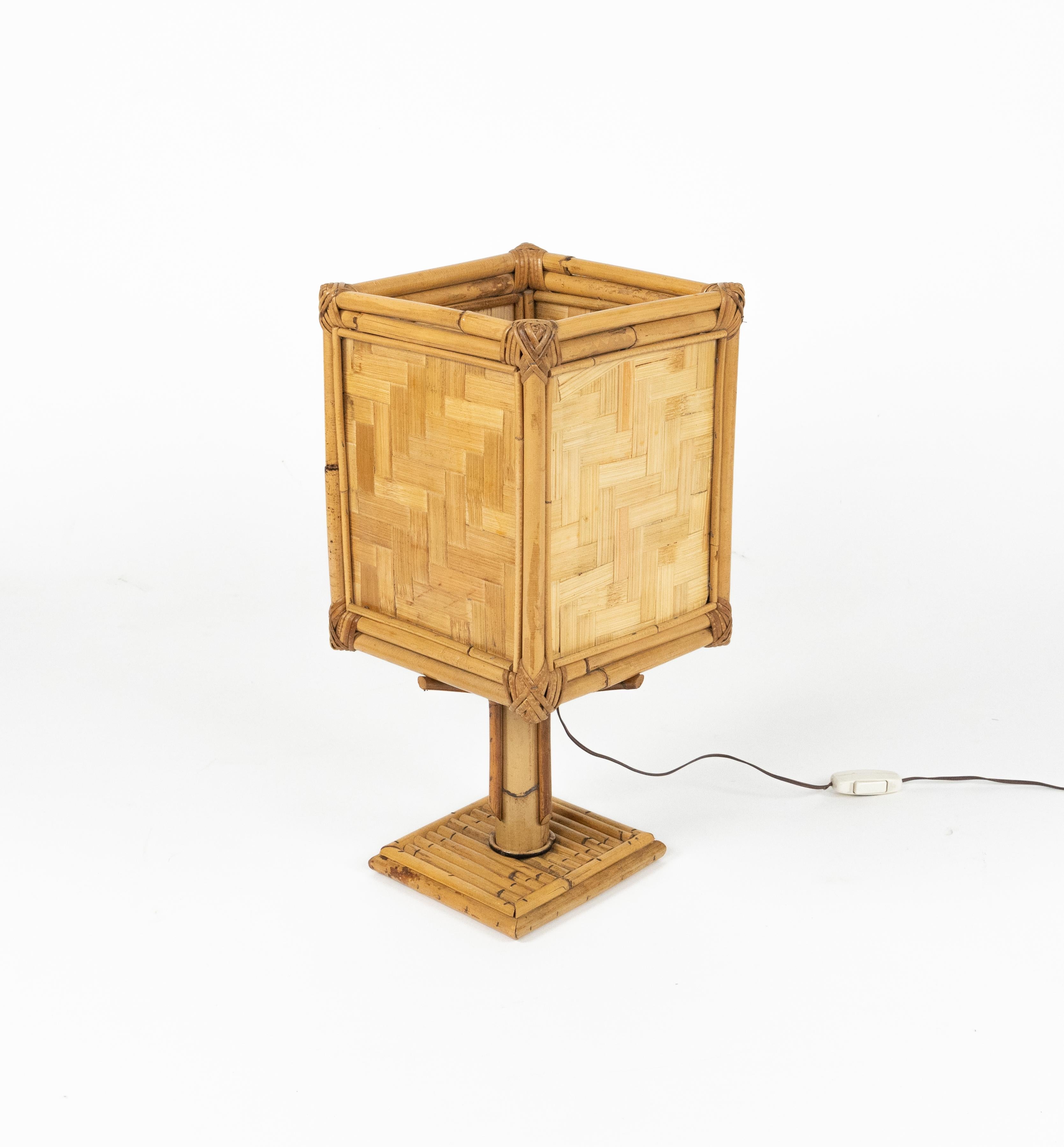 Lámpara de sobremesa de mediados de siglo en ratán y bambú Estilo Vivai del Sud, Italia Años 70 Bambú en venta