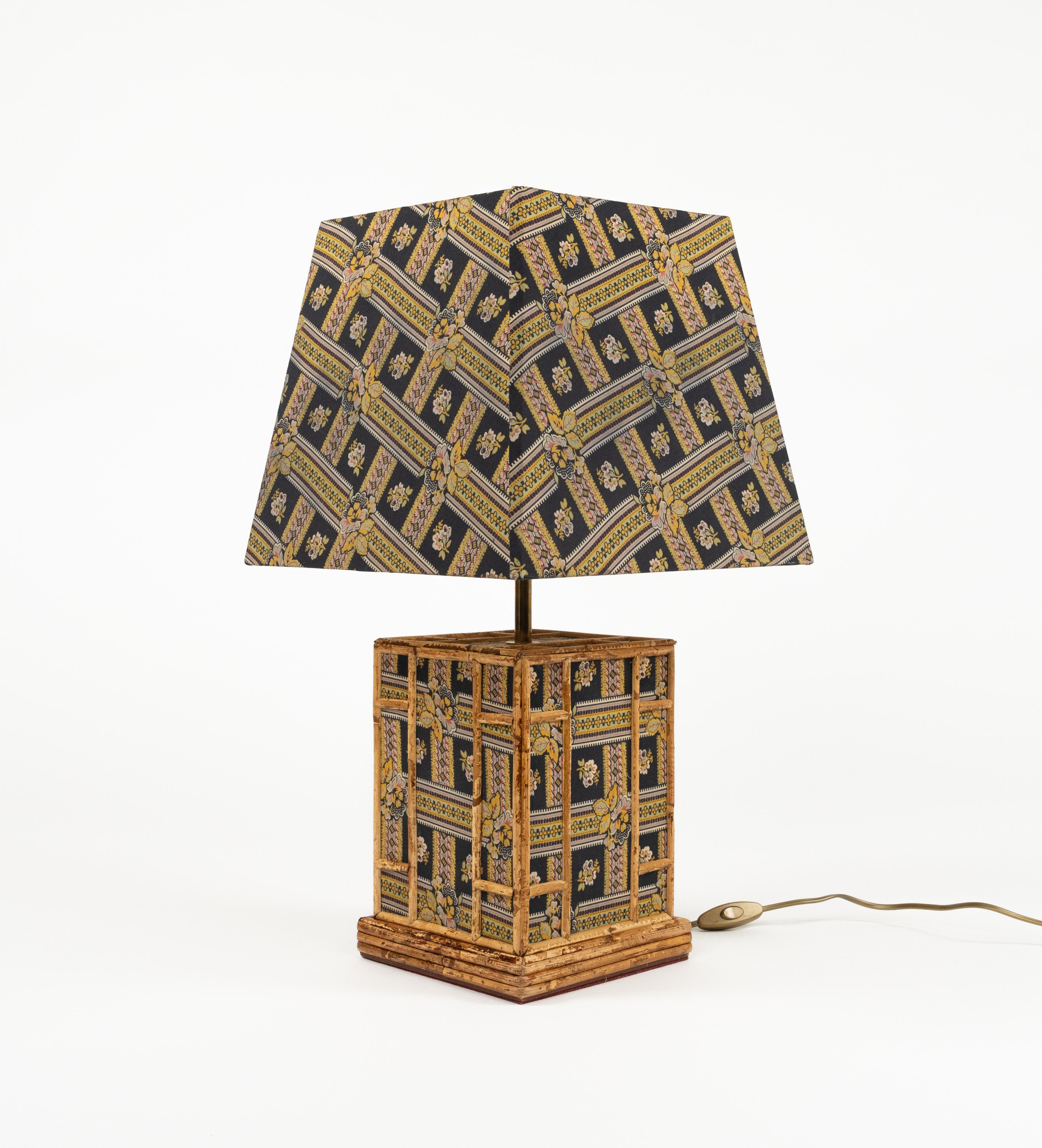 Erstaunliche Tischlampe aus der Mitte des Jahrhunderts aus Rattan, Messing und Stoff mit Blumendekoration von Vivai Del Sud.

Hergestellt in Italien in den 1970er Jahren.

Das originale Label ist noch angebracht, wie auf den Bildern zu sehen