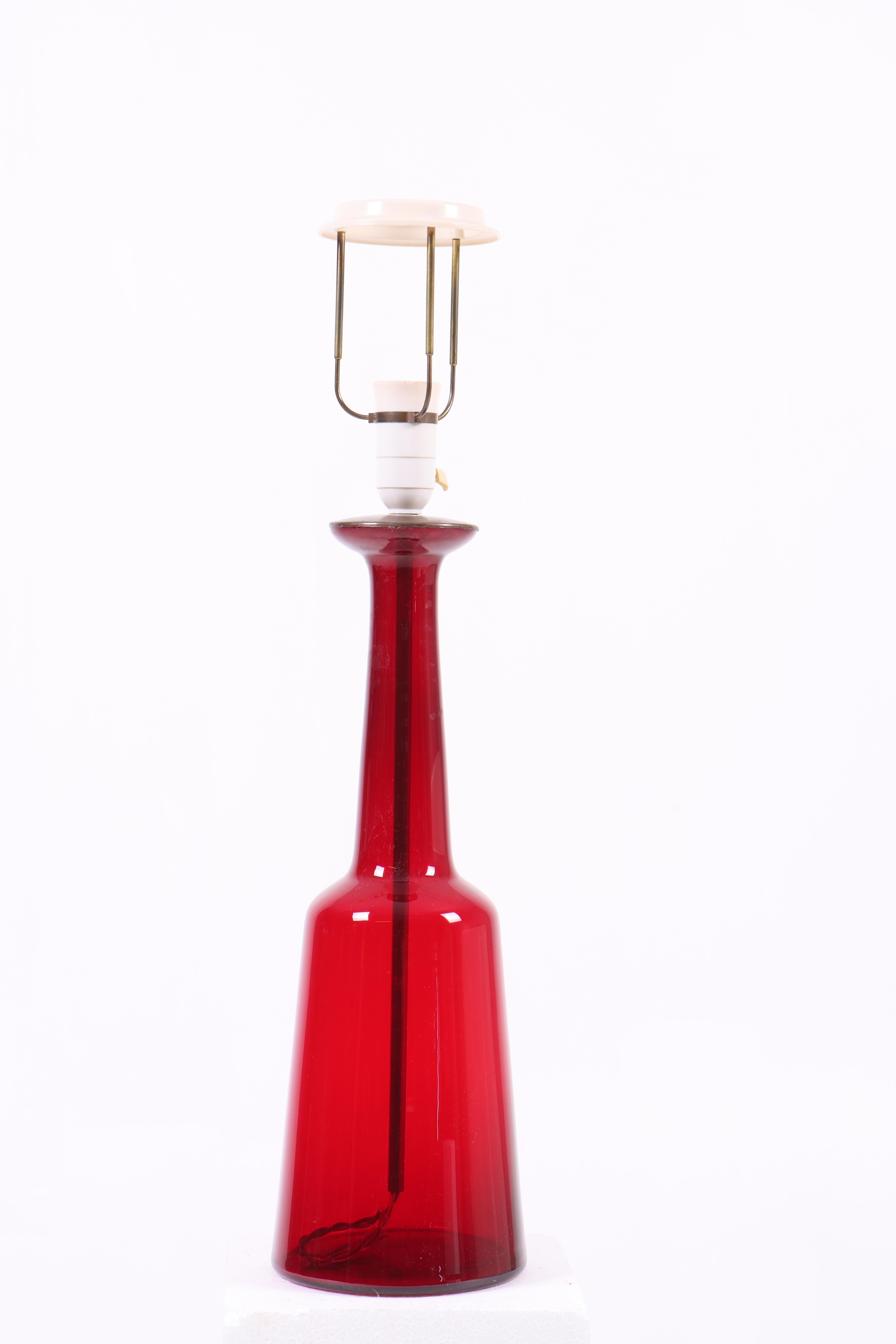 Tischlampe aus rotem Glas von Holmegaard, 1950er Jahre, Mitte des Jahrhunderts im Zustand „Gut“ im Angebot in Lejre, DK