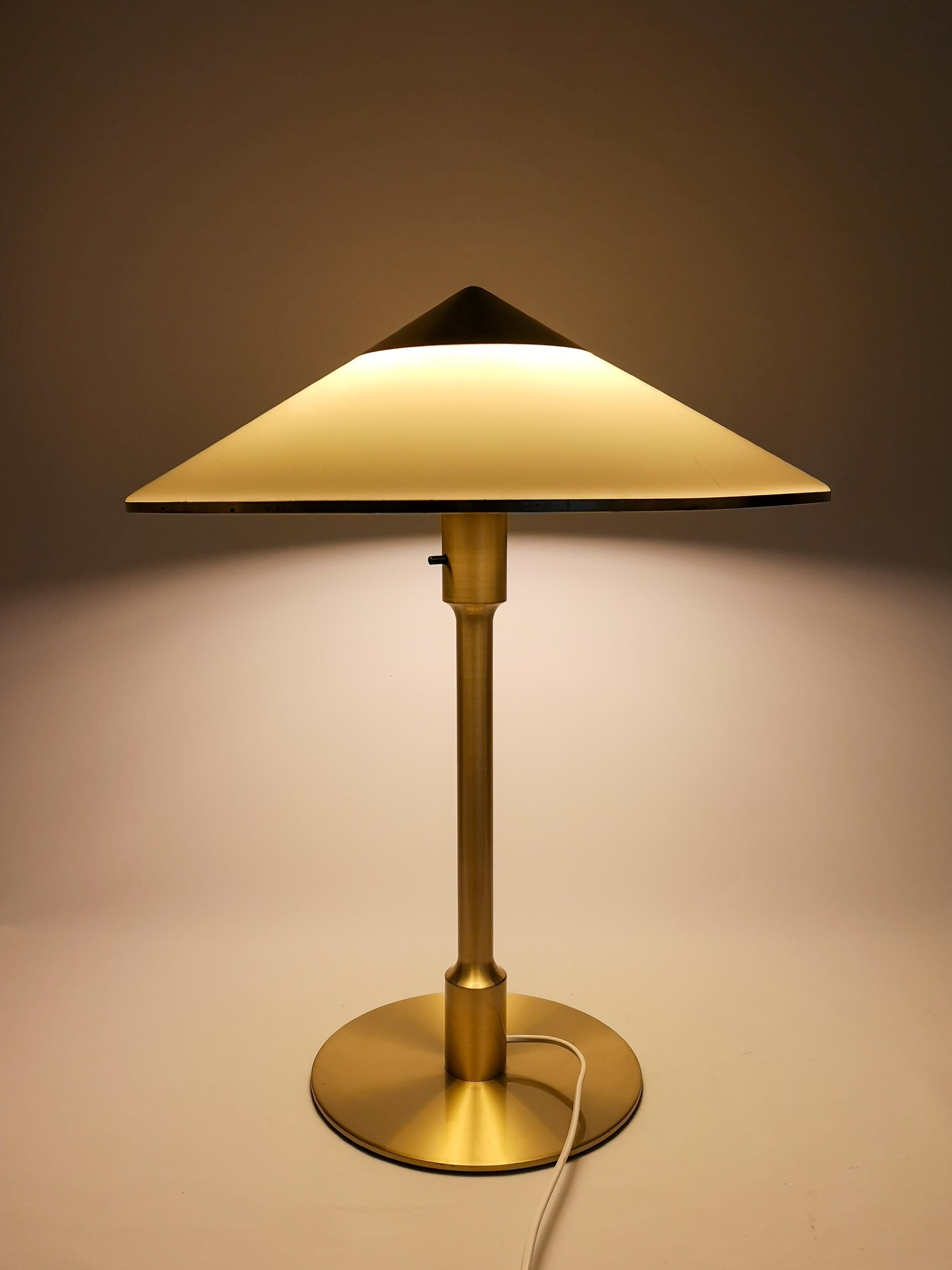 This stunning table lamp was produced in Denmark in 1950s at Fog & Mørup. This iconic lamp called 