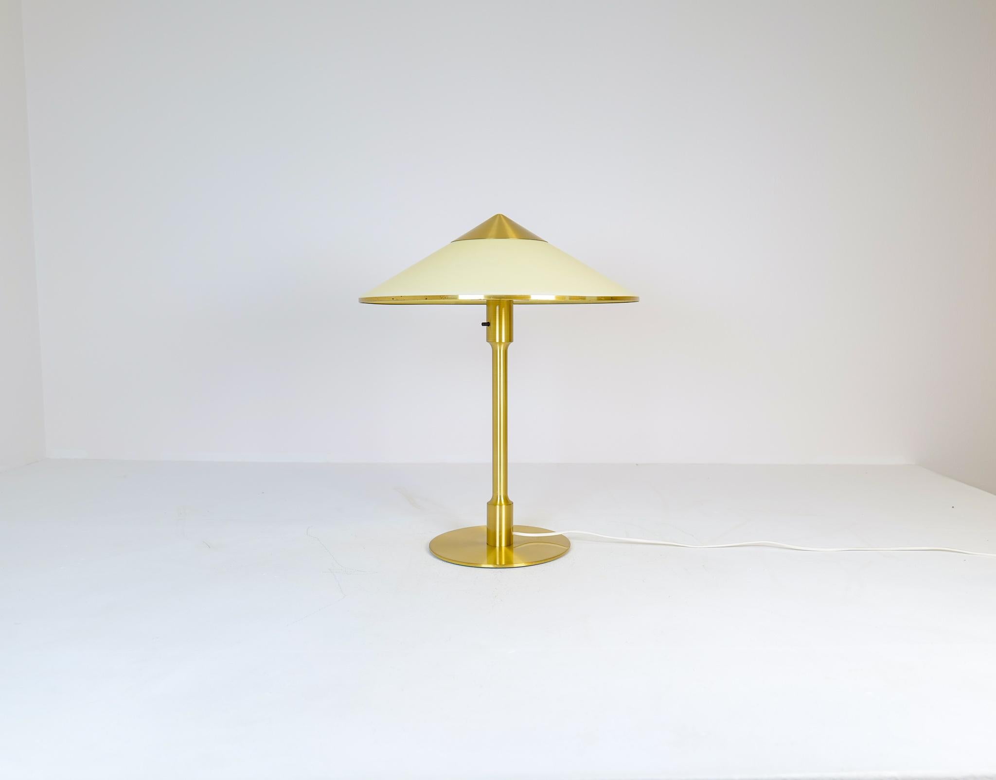 Cette superbe lampe de table a été produite au Danemark dans les années 1950 par Fog & Mørup. Cette lampe emblématique appelée 
