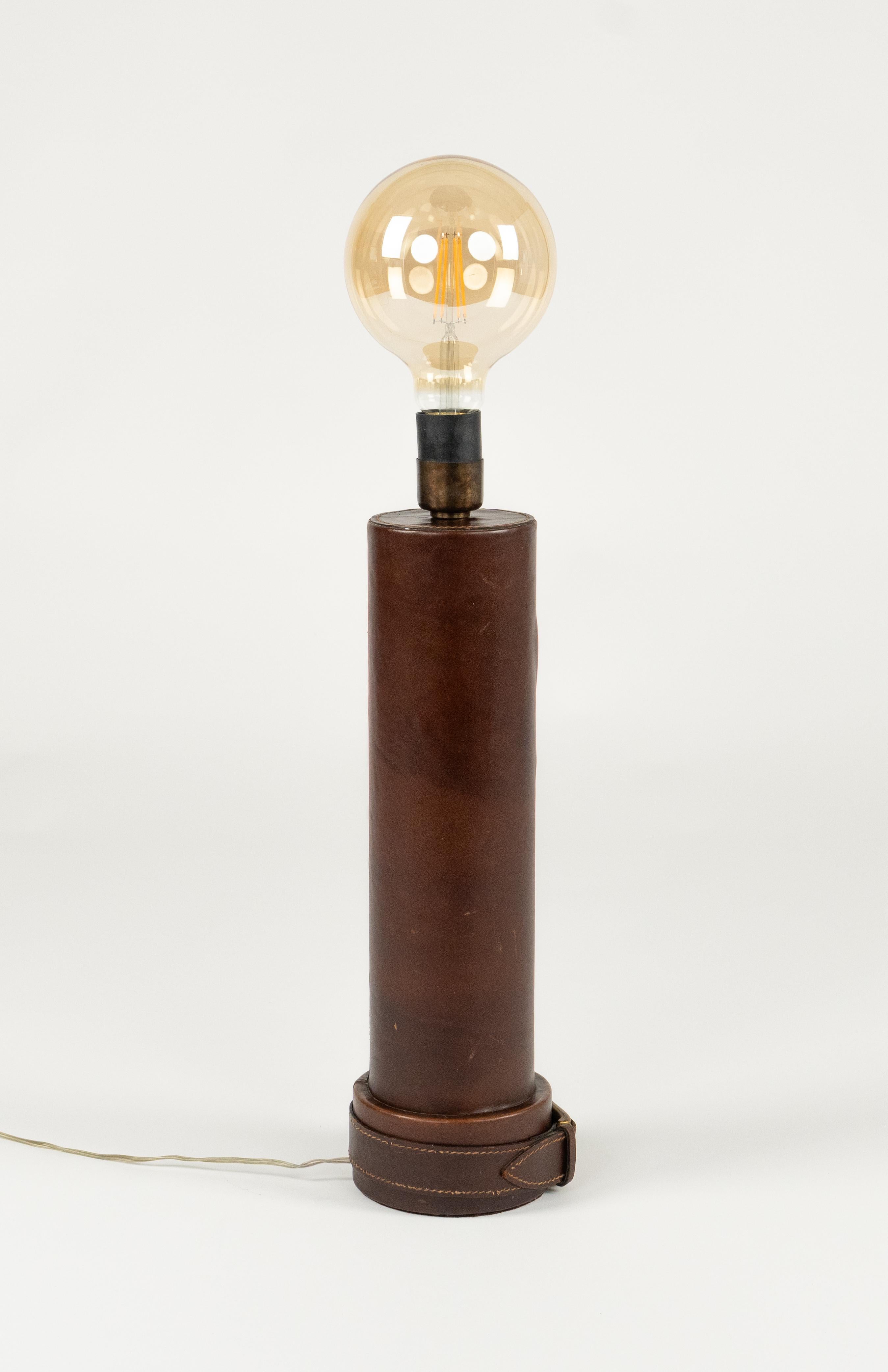 Lámpara de Sobremesa de Mediano Siglo Cuero con Hebilla de Latón Estilo Jacques Adnet, Italia Años 60 en venta 3