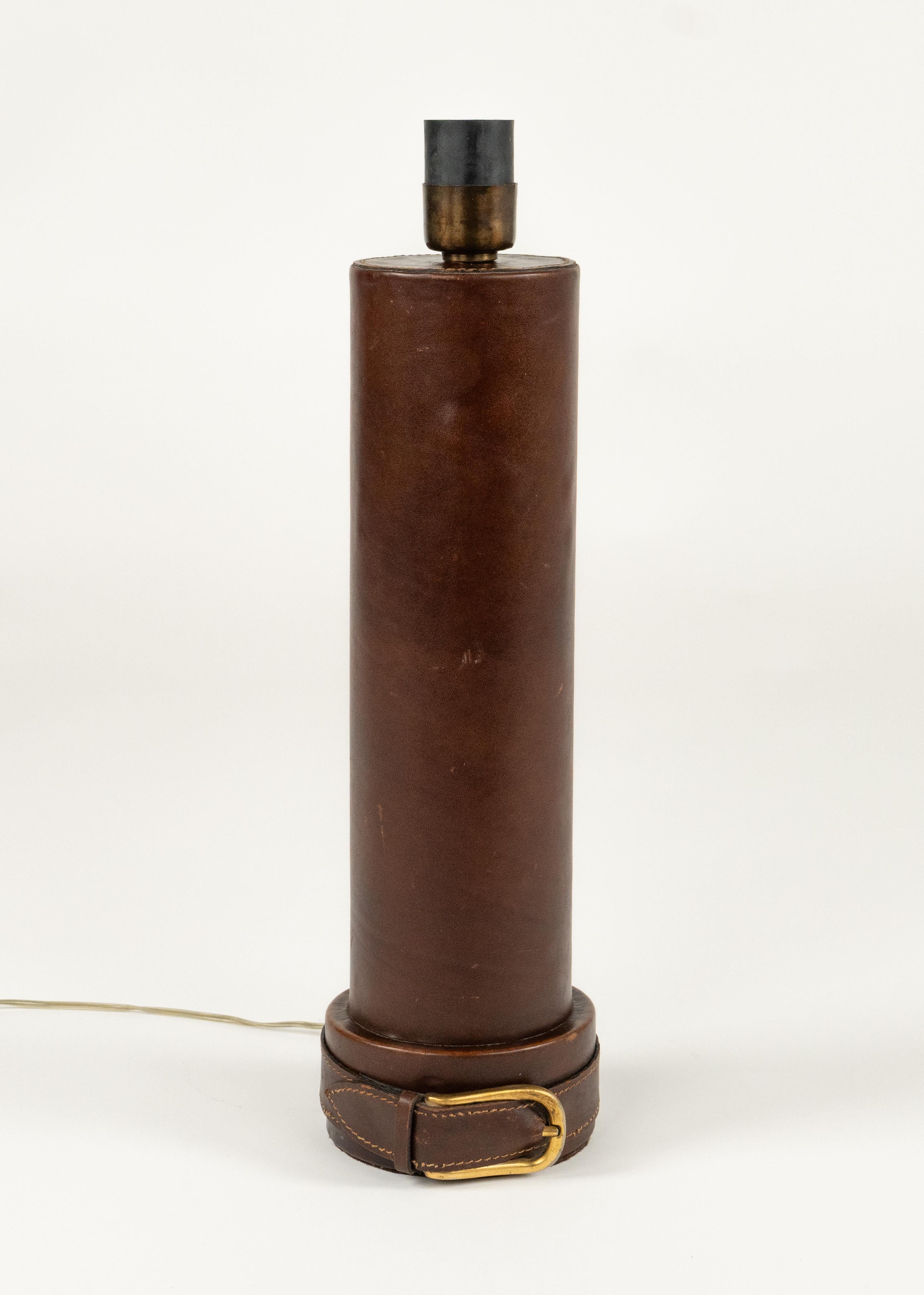 Lámpara de Sobremesa de Mediano Siglo Cuero con Hebilla de Latón Estilo Jacques Adnet, Italia Años 60 en venta 5