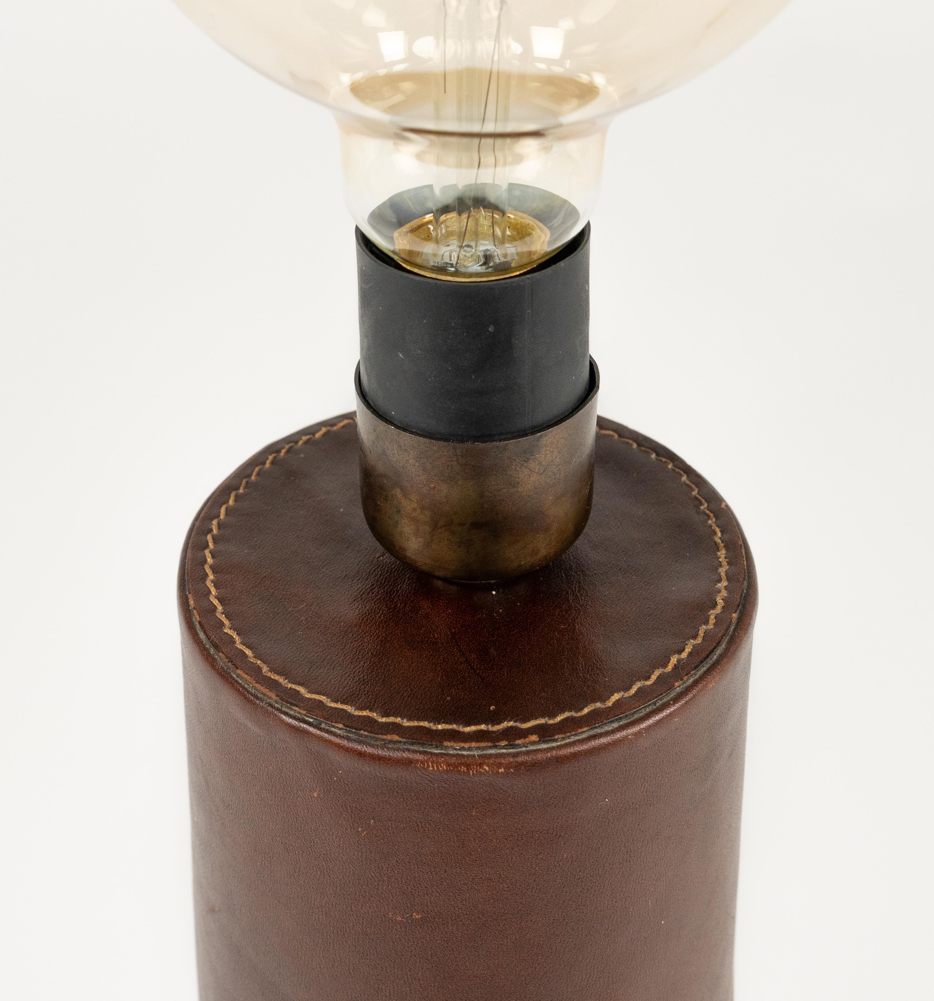 Lámpara de Sobremesa de Mediano Siglo Cuero con Hebilla de Latón Estilo Jacques Adnet, Italia Años 60 mediados del siglo XX en venta