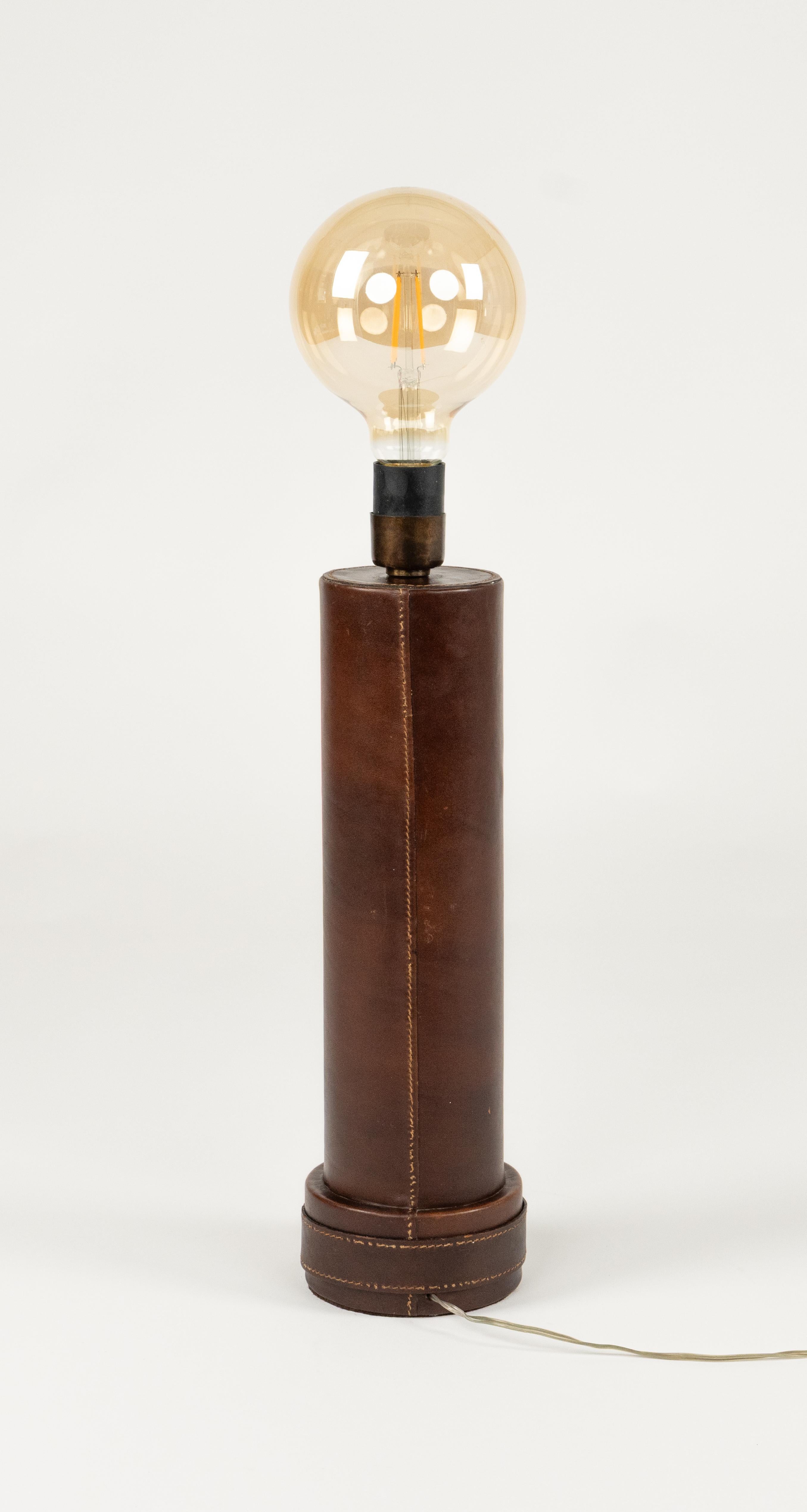 Lámpara de Sobremesa de Mediano Siglo Cuero con Hebilla de Latón Estilo Jacques Adnet, Italia Años 60 en venta 2