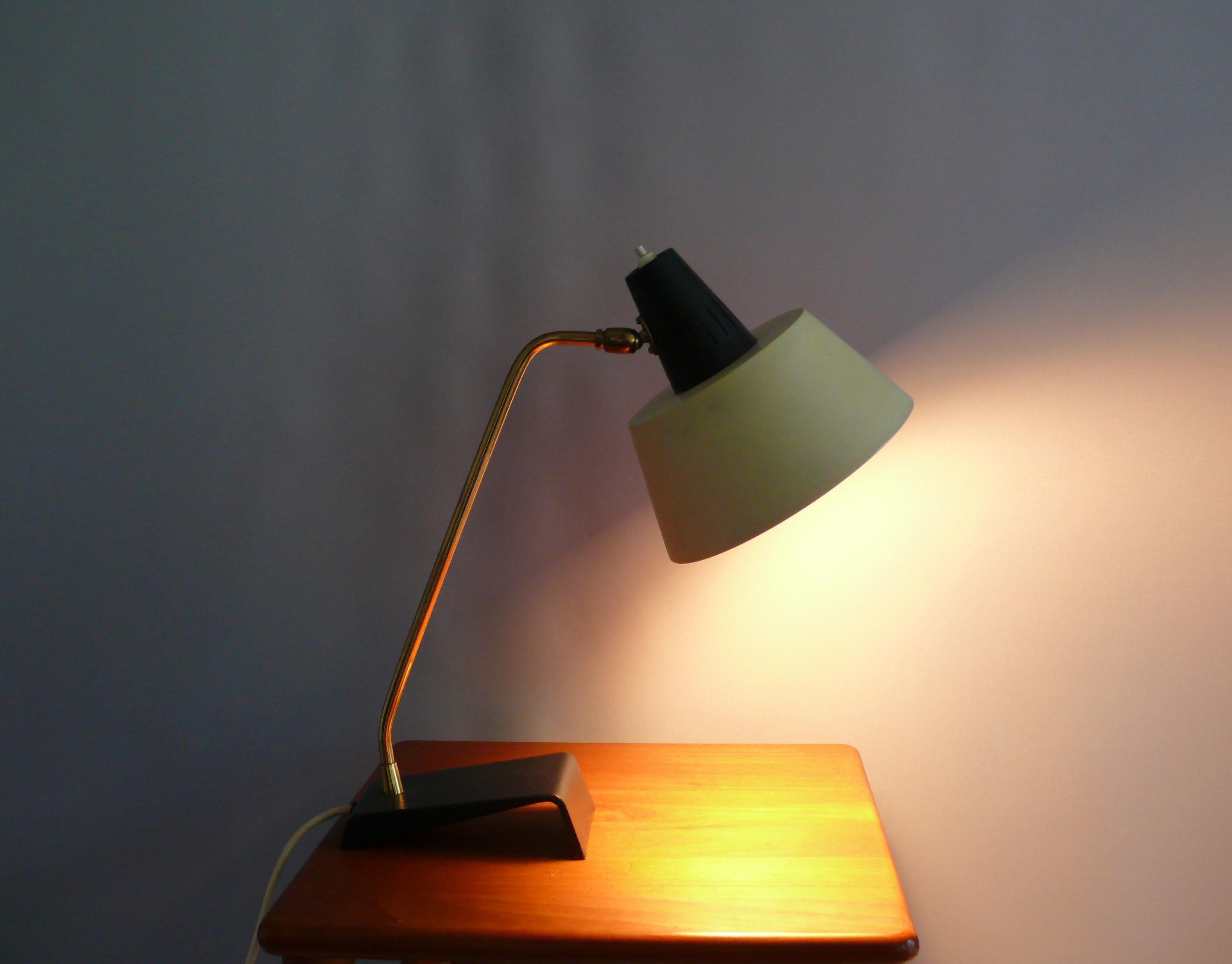 Lampe de table extrêmement rare des années 1960 de la célèbre société d'éclairage Kaiser Leuchten, Arnsberg, Allemagne de l'Ouest, modèle no. 6813.

La lampe séduit par son design moderne des années 60 avec une base métallique en forme de L, le bras