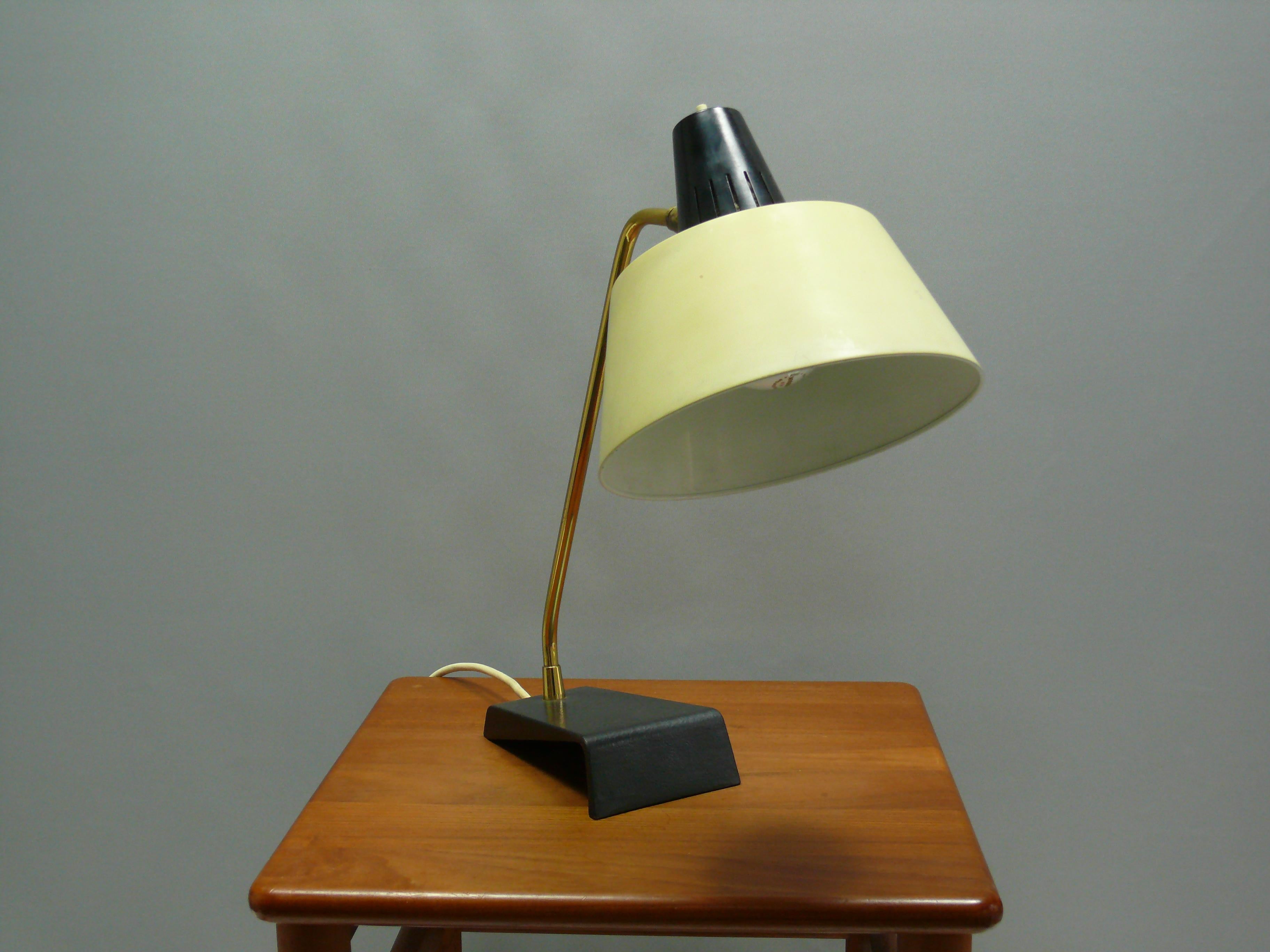Lampe de table du milieu du siècle, fabriquée par Kaiser Leuchten - Allemagne, années 1960 Bon état à Schwerin, MV