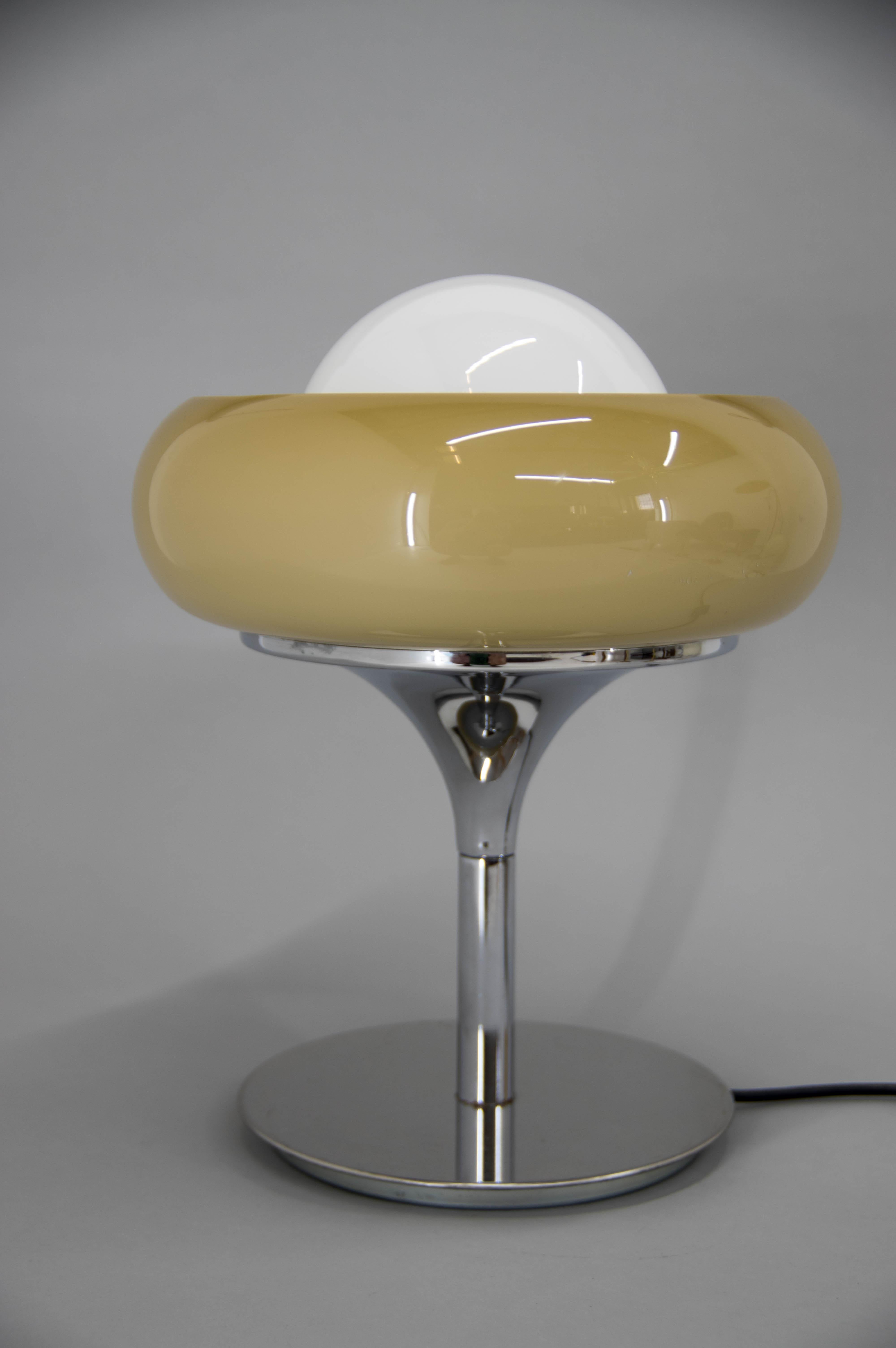 Chrome-plated base.
Acrylic and opaline glass shade.
Very good original condition.
Marked.
1x60W, E25-E27 bulb
US plug adapter included.