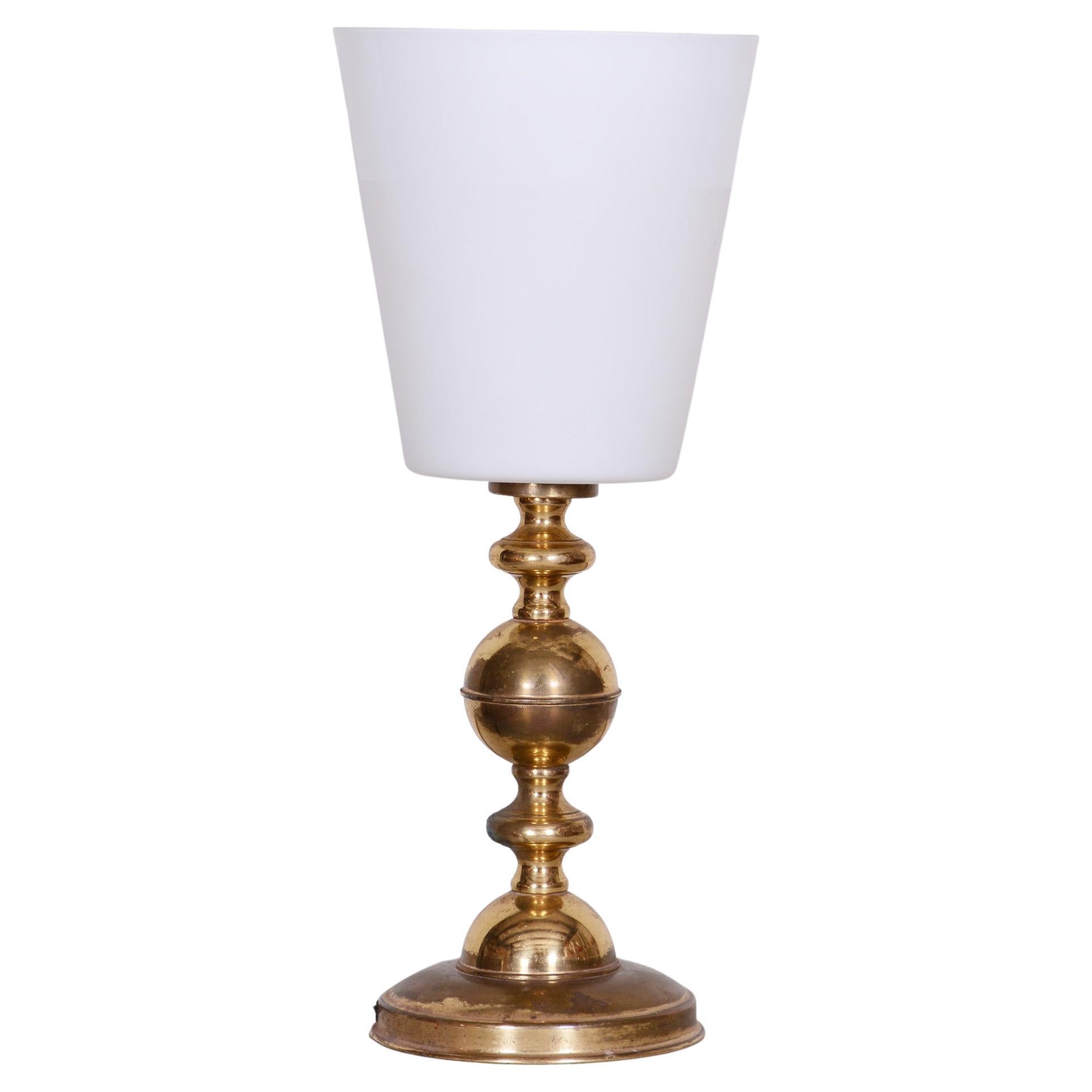 Lampe de table du milieu du siècle, verre au lait et laiton, entièrement fonctionnelle, Tchécoslovaquie, années 1960