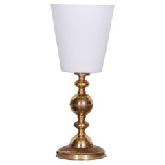 Lampe de table du milieu du siècle, verre au lait et laiton, entièrement fonctionnelle, Tchécoslovaquie, années 1960