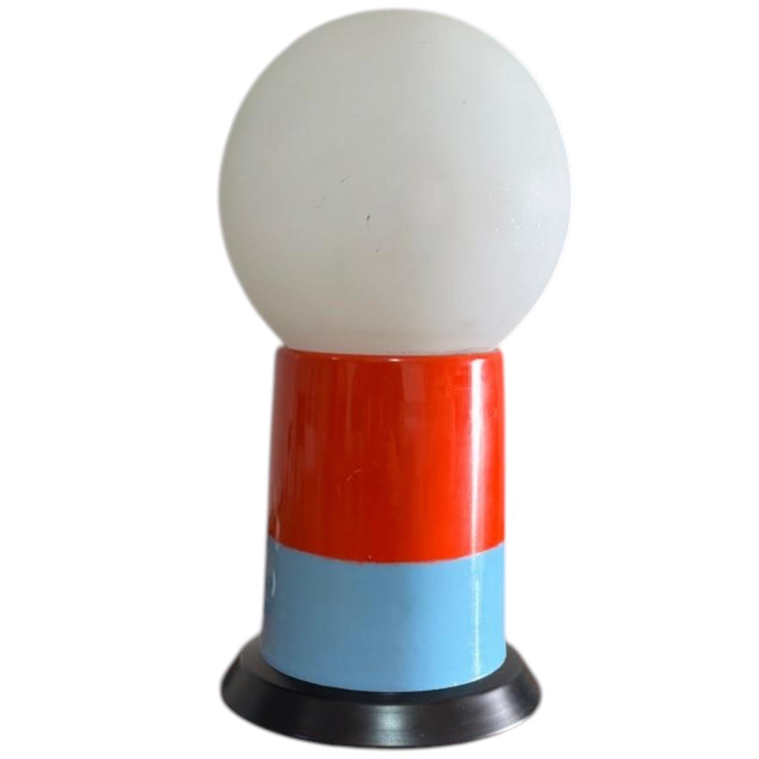 Midcentury Table Lamp Opaline Glass and Aluminum Moderno de mediados de siglo en venta