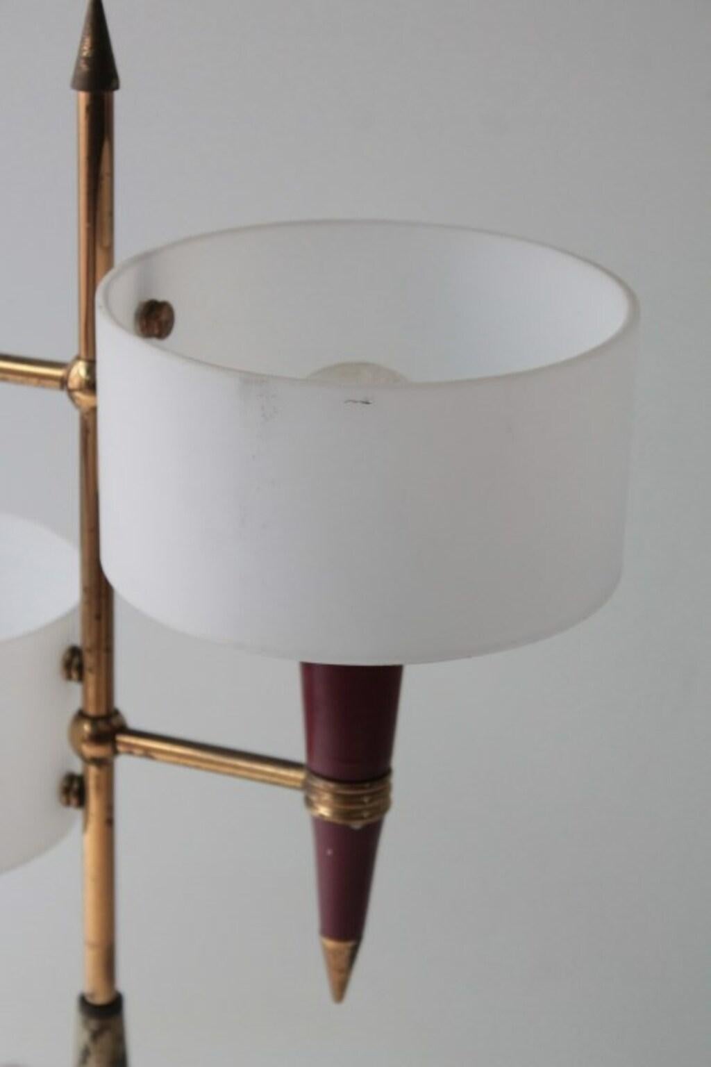 Wonderful table lamp 1950s Italian manufacturing with marble base and brass structure.