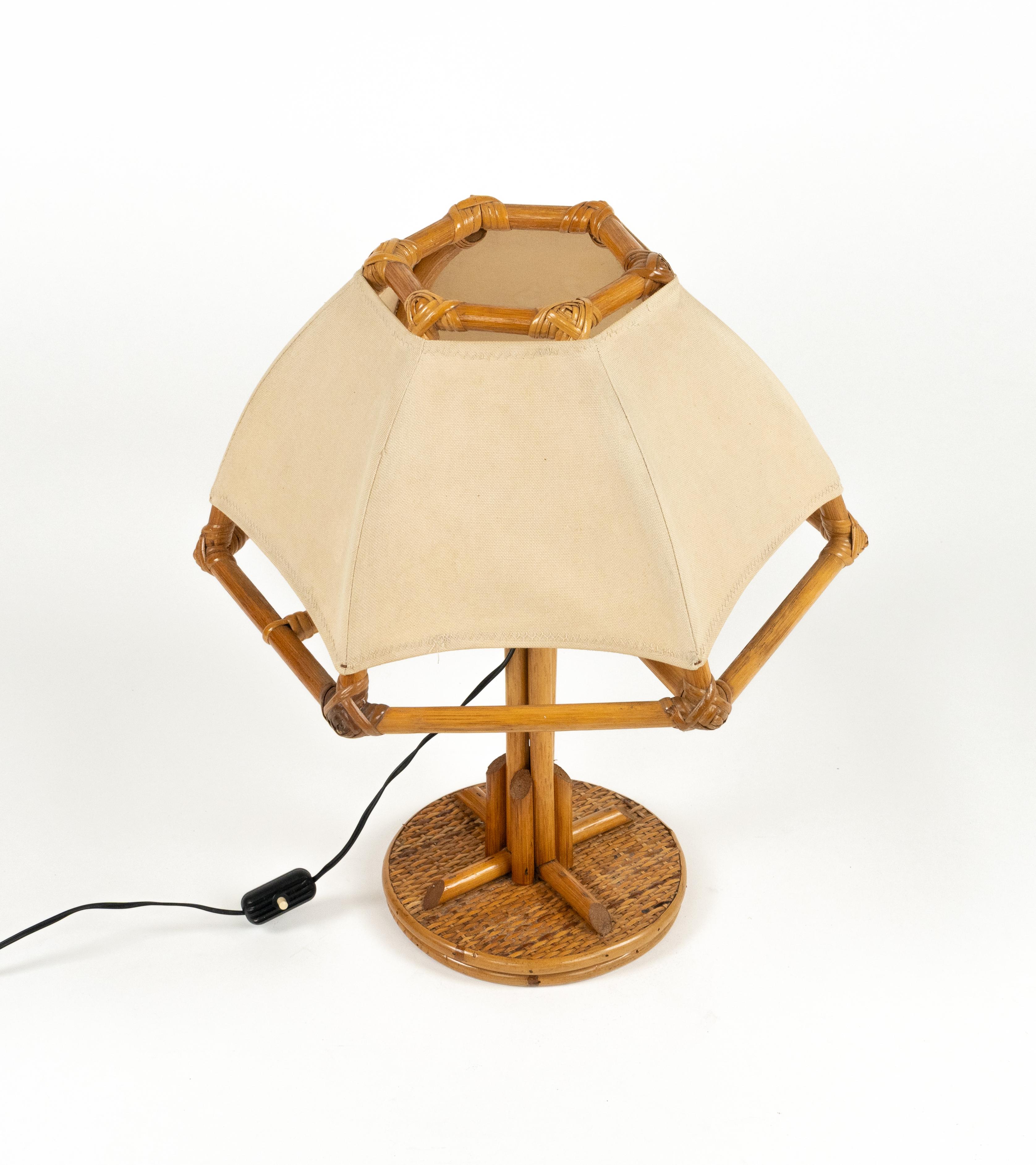 Mid-Century-Tischlampe aus Rattan und Bambus im Louis Sognot-Stil, Italien 1970er Jahre (Moderne der Mitte des Jahrhunderts) im Angebot