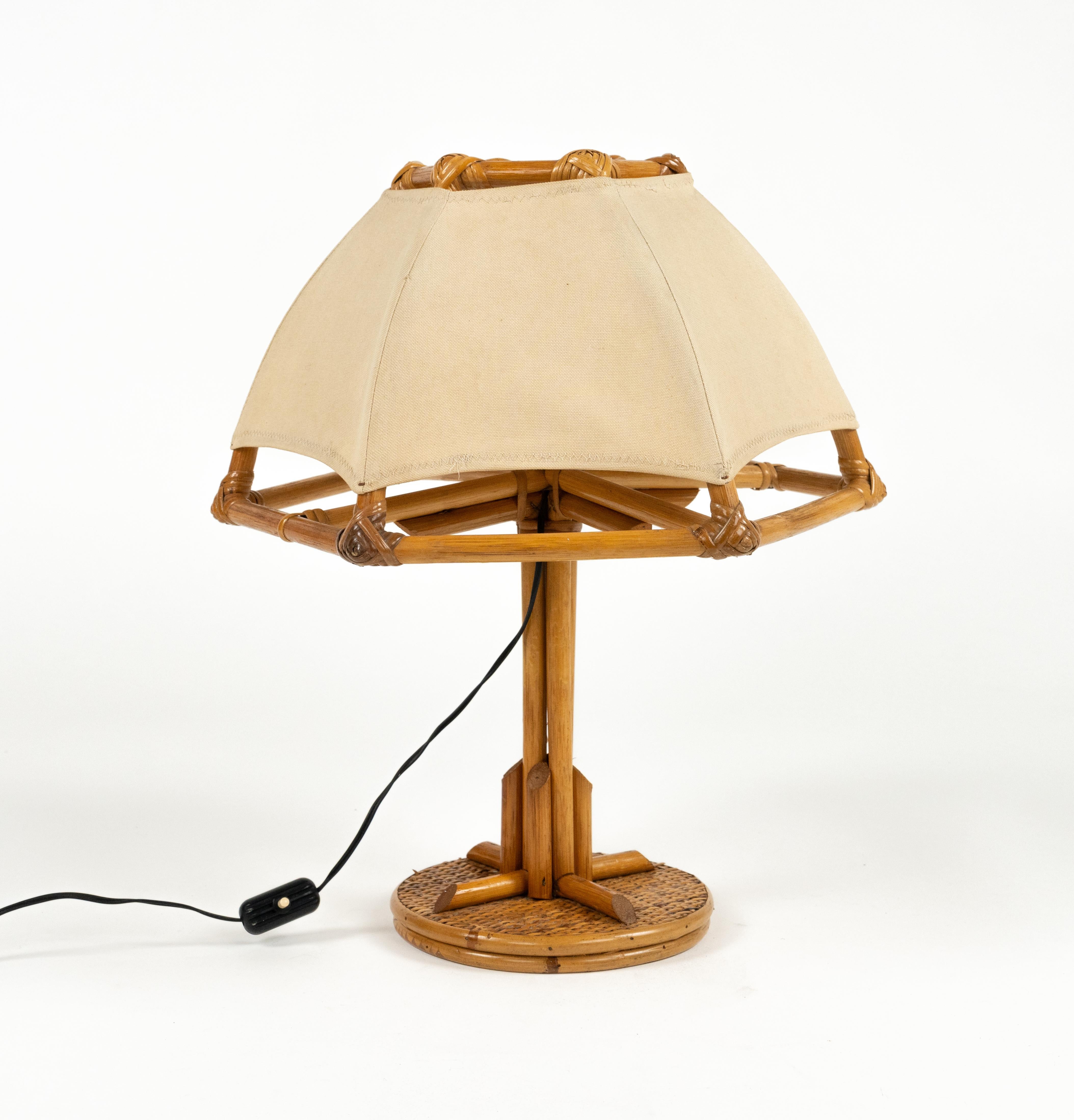 Mid-Century-Tischlampe aus Rattan und Bambus im Louis Sognot-Stil, Italien 1970er Jahre (Italienisch) im Angebot