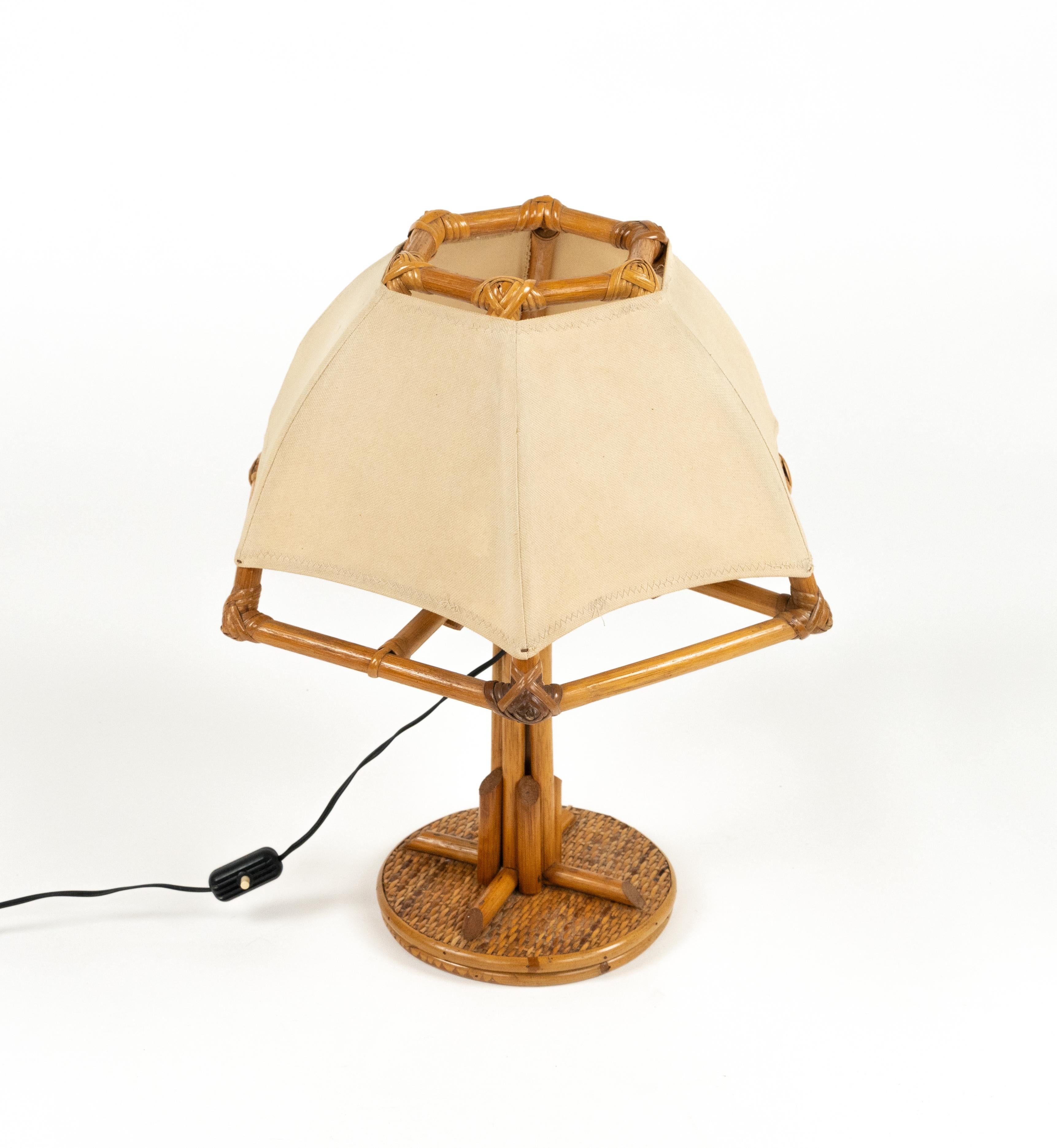 Mid-Century-Tischlampe aus Rattan und Bambus im Louis Sognot-Stil, Italien 1970er Jahre im Zustand „Gut“ im Angebot in Rome, IT