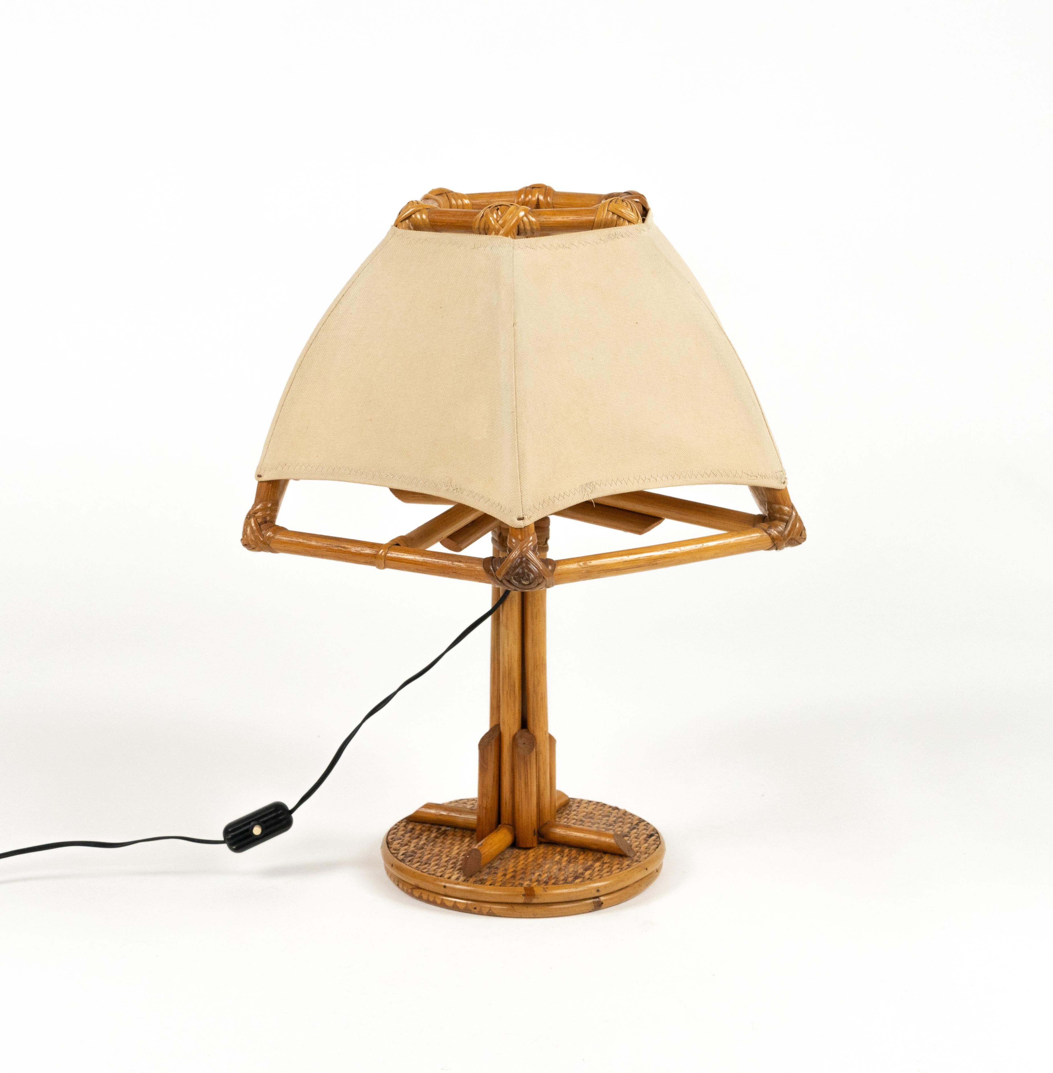Mid-Century-Tischlampe aus Rattan und Bambus im Louis Sognot-Stil, Italien 1970er Jahre (Ende des 20. Jahrhunderts) im Angebot