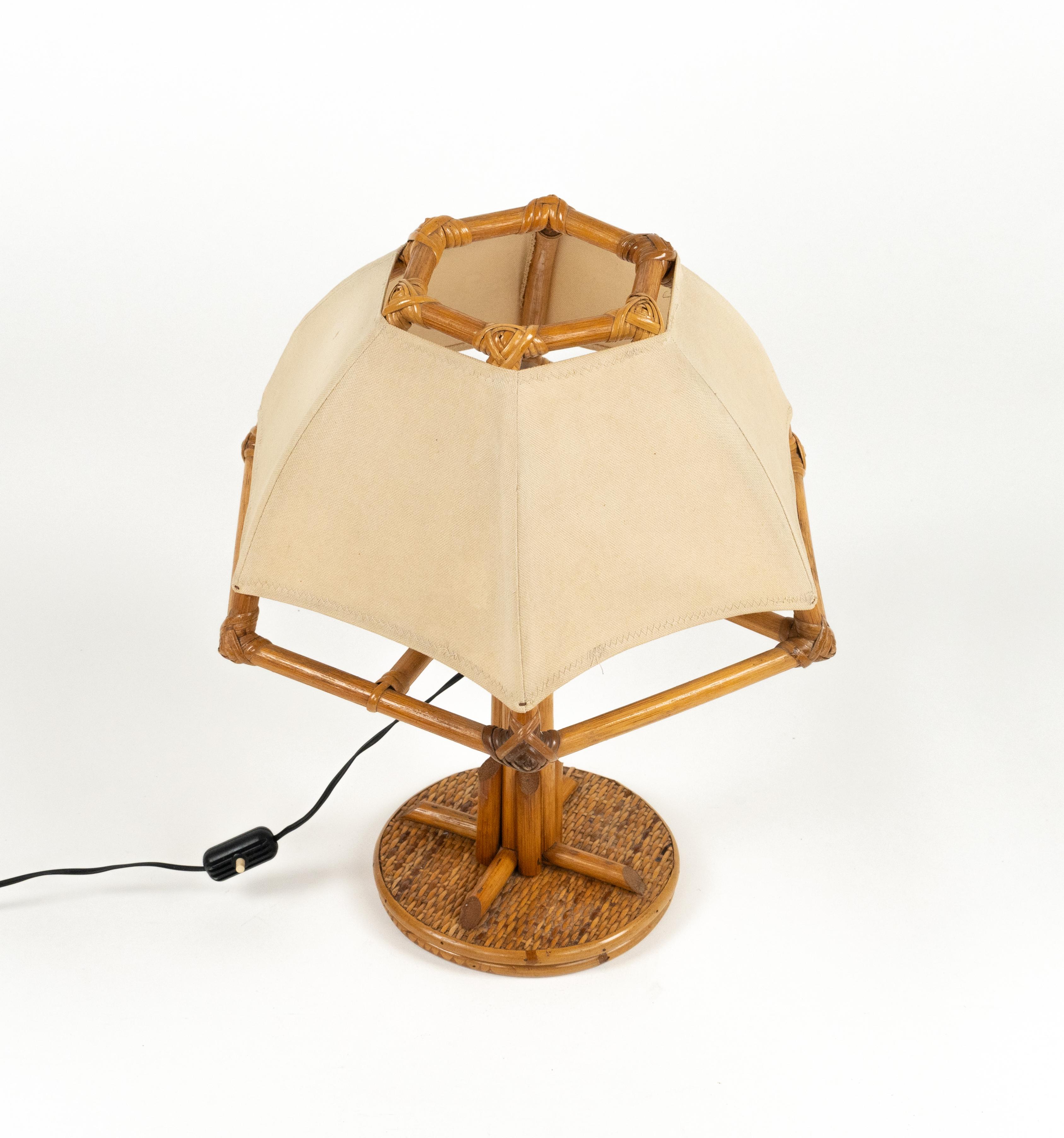 Mid-Century-Tischlampe aus Rattan und Bambus im Louis Sognot-Stil, Italien 1970er Jahre (Stoff) im Angebot