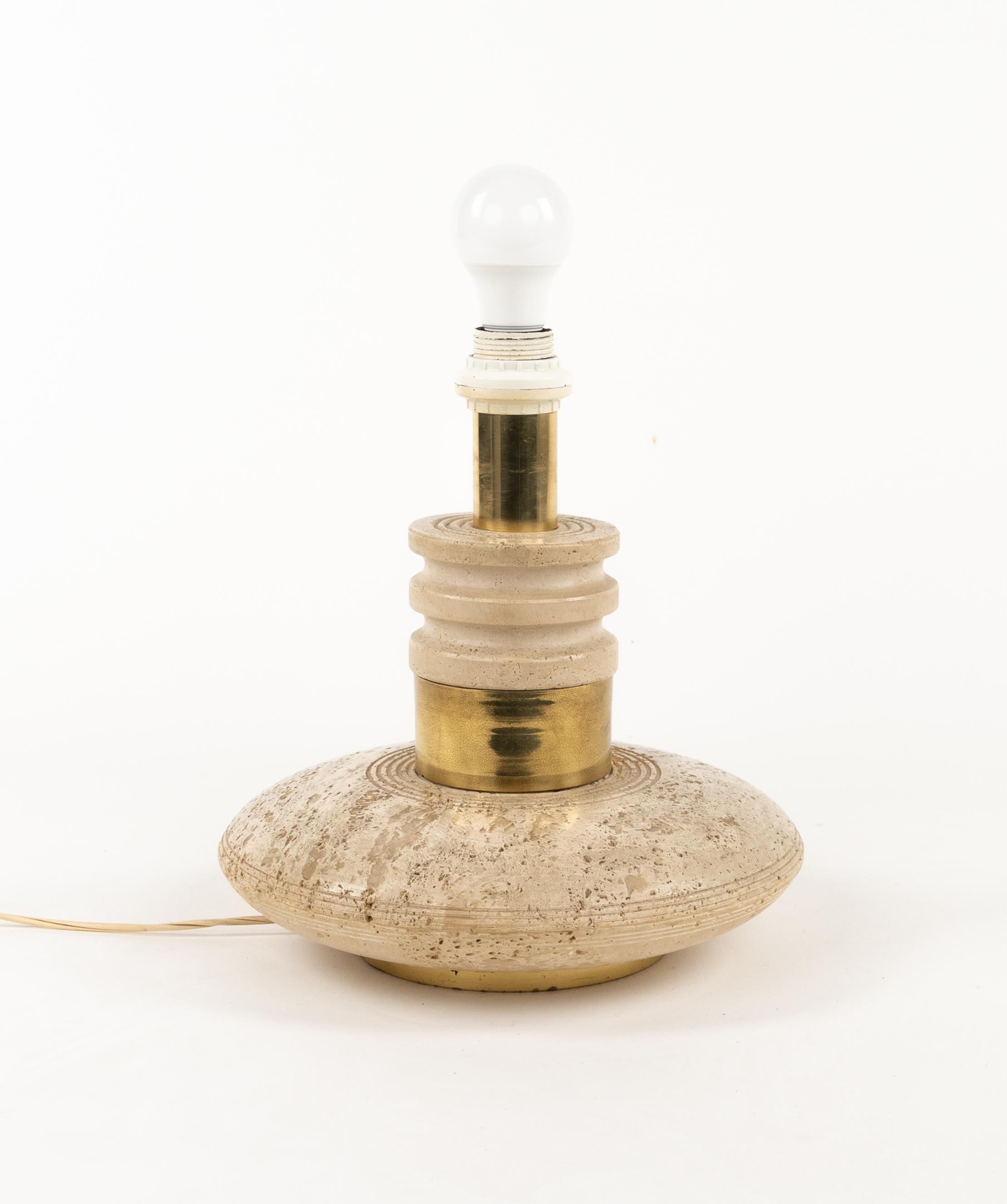 Midcentury amazing table lamp in travertine and brass in the style of Fratelli Mannelli.

Made in Italy in the 1970s.

A beautiful lamp that is perfectly working but most of all, it provides an amazing visual impact in every room. 

European plug