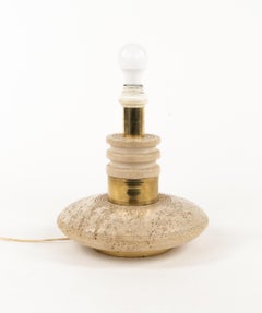 Lampada da tavolo del Medioevo in stile Fratelli Mannelli in travertino e ottone, Italia anni '70