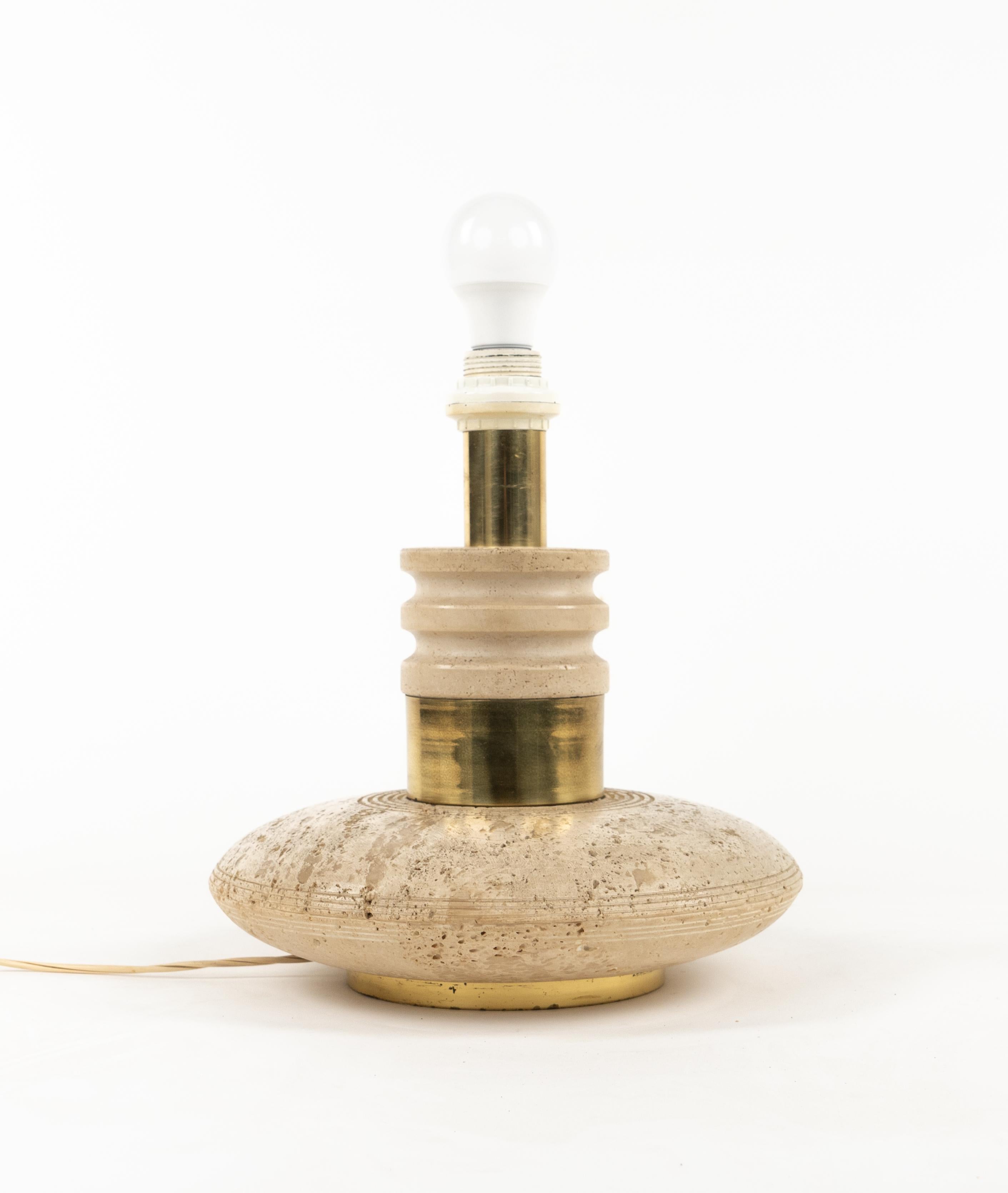 Midcentury Table Lamp Travertine and Brass Fratelli Mannelli Style, Italy 1970s In Good Condition For Sale In Rome, IT