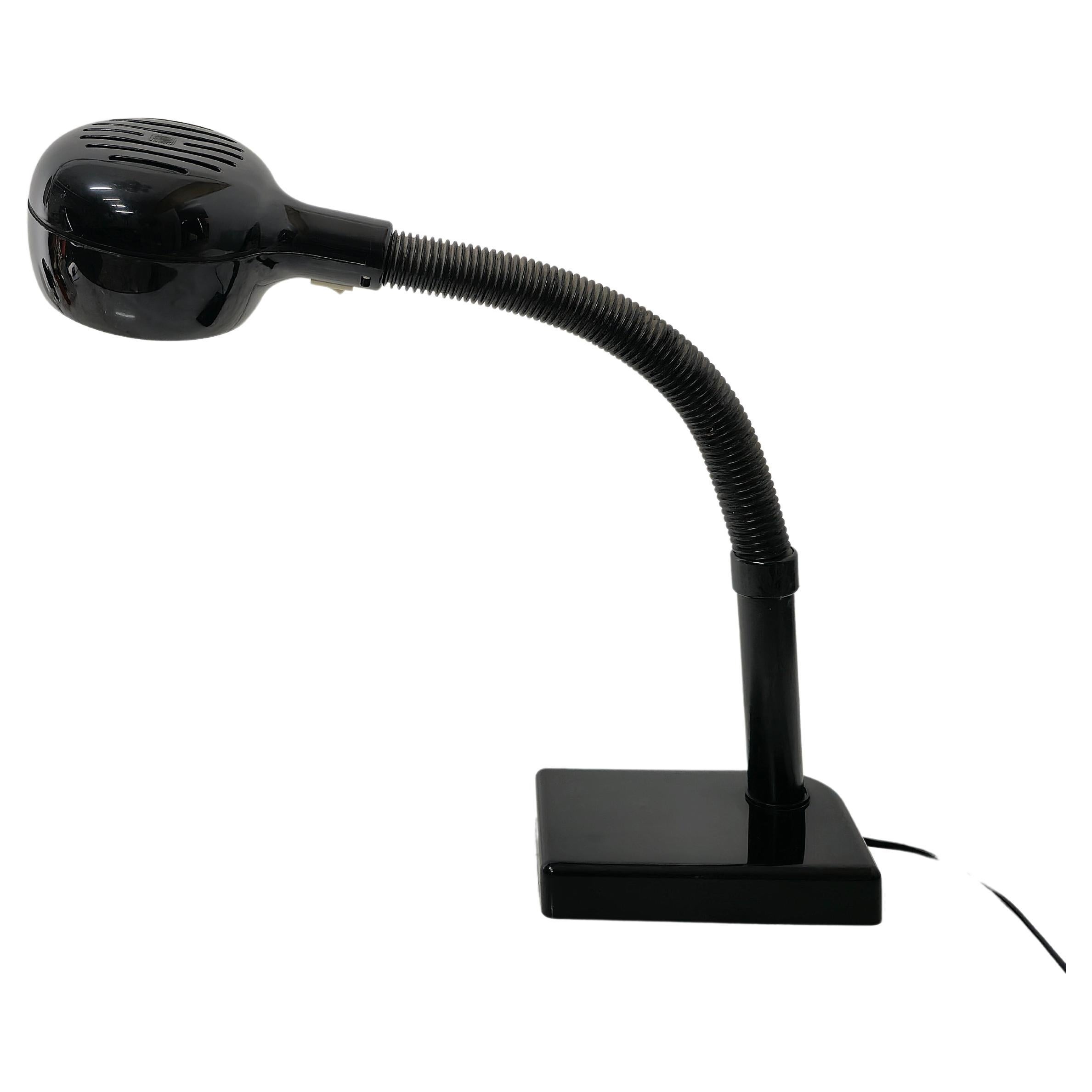 Lampe de table avec 1 lumière E27 conçue par Vico Magistretti et produite en Italie dans les années 70.
La lampe a été fabriquée en plastique noir et peut être orientée grâce à son bras flexible.



Note : Nous essayons d'offrir à nos clients un
