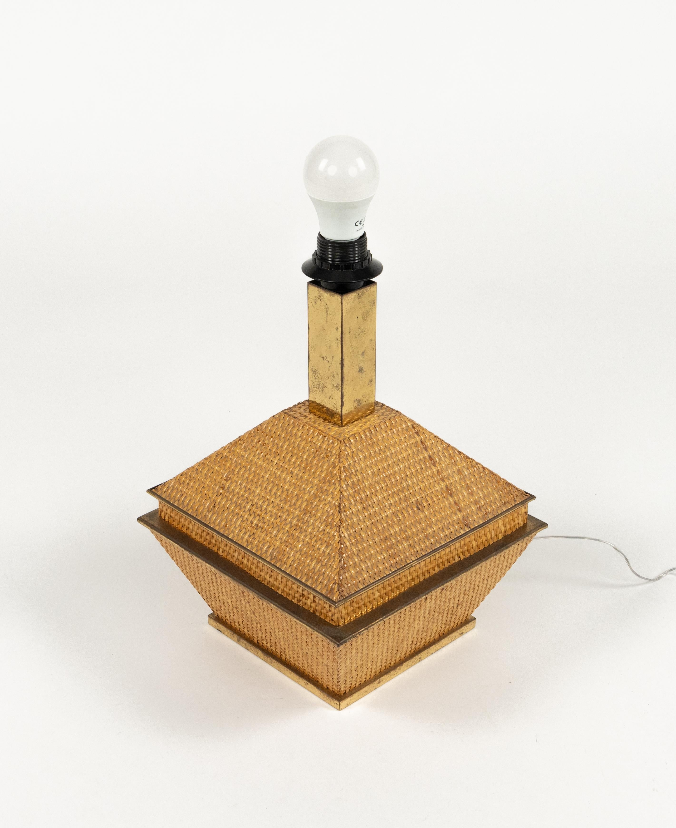 Midcentury wonderful table lamp in wicker and brass in the style of Vivai Del Sud.

Made in Italy in the 1970s.

Vivai del sud, Gabriella Crespi and Arpex were the three leading design studios in 1970s Italy specialized in this high-end tropical
