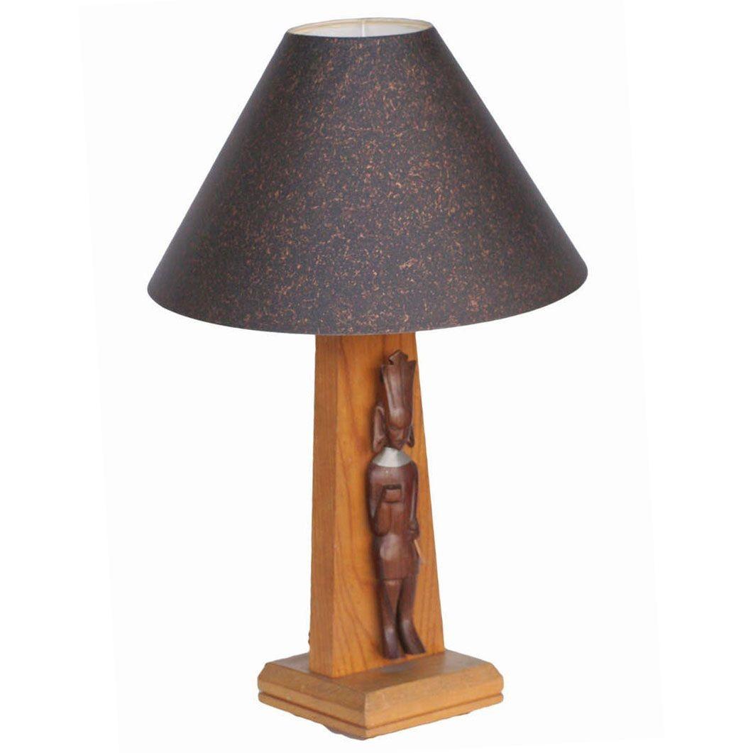 Paire de lampes de table du milieu du siècle, sculptées à la main. Chacune d'entre elles présente un design géométrique moderniste avec des figures africaines sculptées à la main dans le teck. La lampe rappelle le style rendu populaire à l'époque