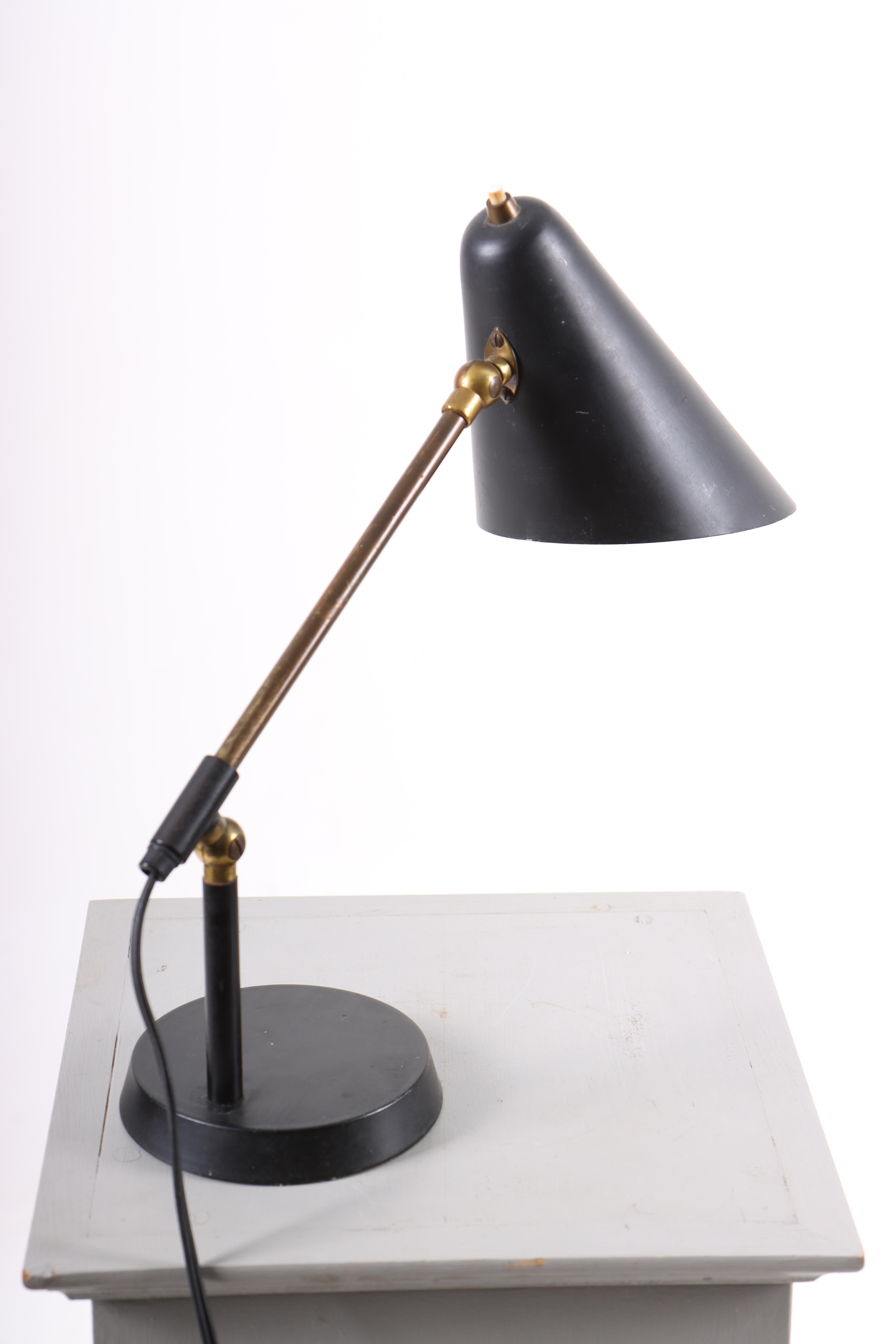 Midcentury Table Lamp with Brass Details, Made in Denmark, 1950s In Good Condition For Sale In Lejre, DK