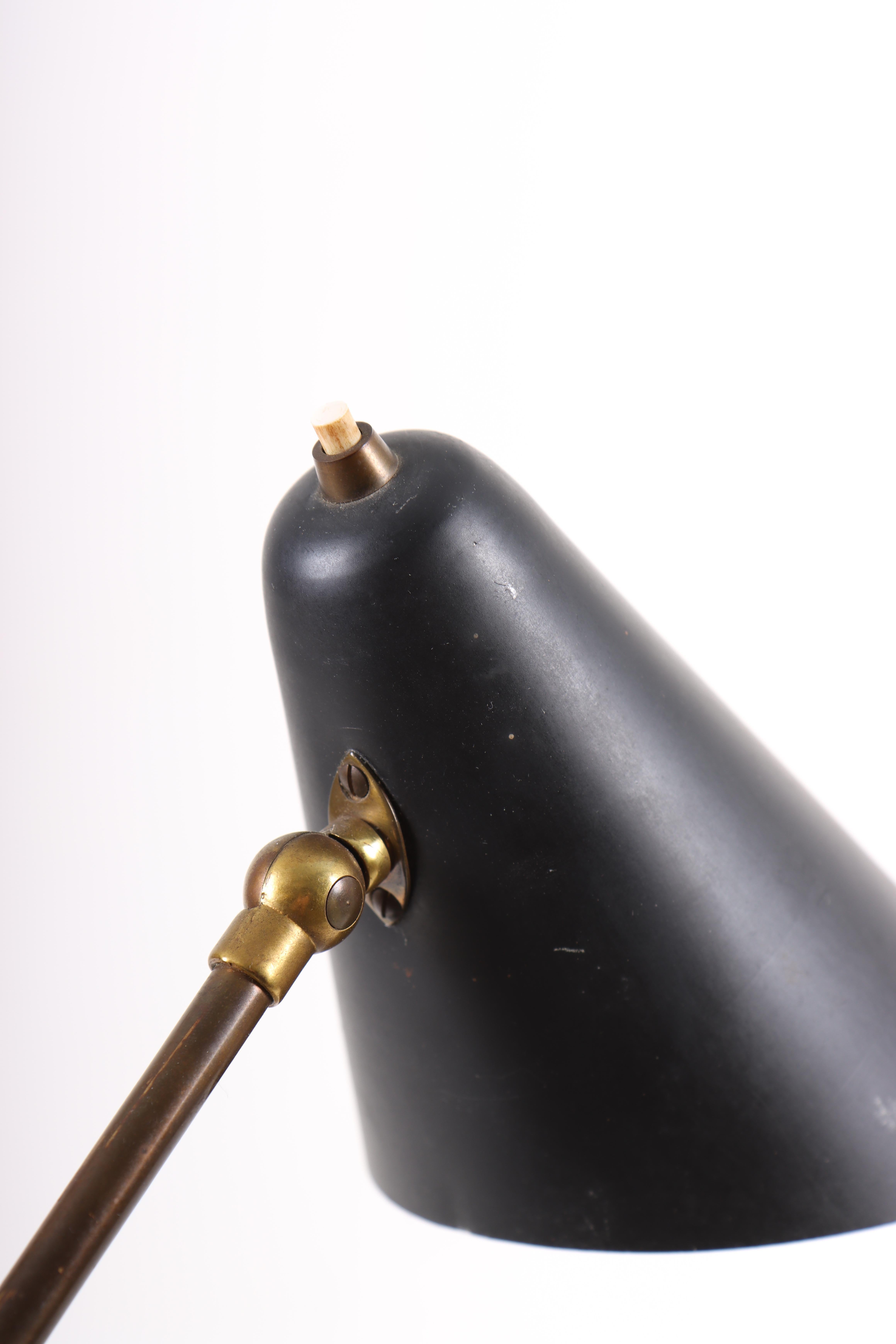 Lámpara de sobremesa de mediados de siglo con detalles de latón, Made in Denmark, años 50 mediados del siglo XX en venta
