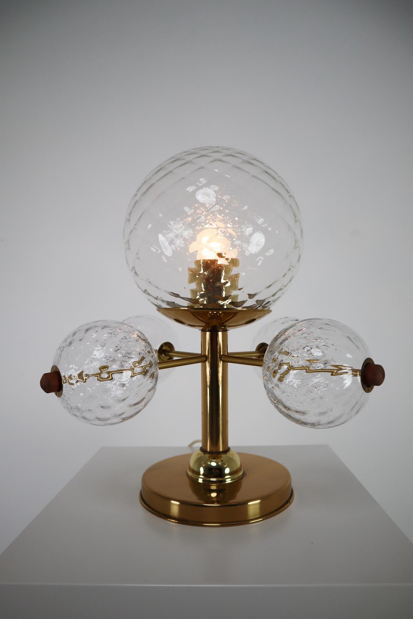 Mid-Century-Tischlampe mit Messinghalterung und strukturiertem Glas, Europa, 1970er Jahre (Moderne der Mitte des Jahrhunderts) im Angebot