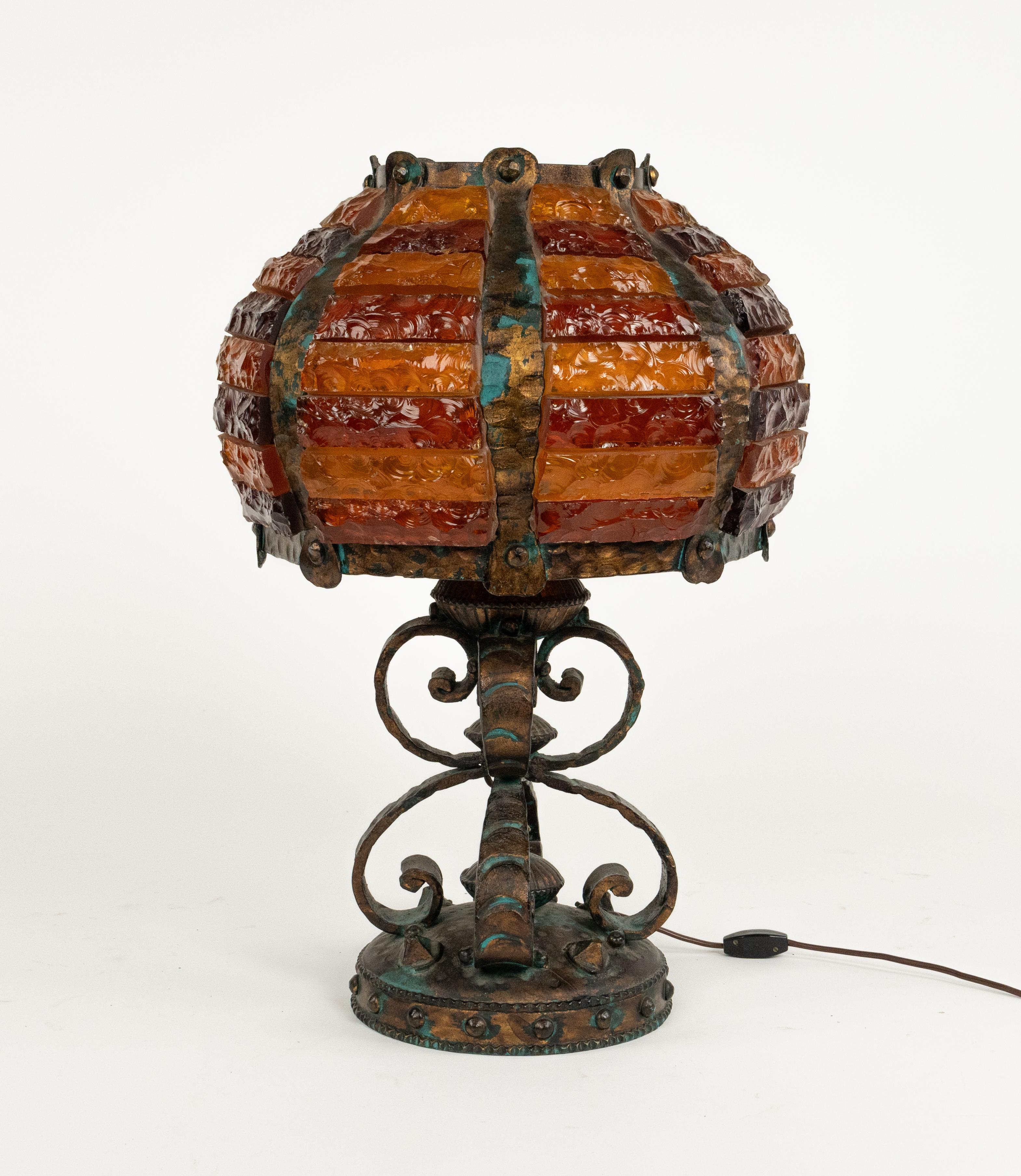 Mid-Century-Tischlampe aus Schmiedeeisen und gehämmertem Glas von Longobard, Italien, 1970er Jahre (Italienisch) im Angebot